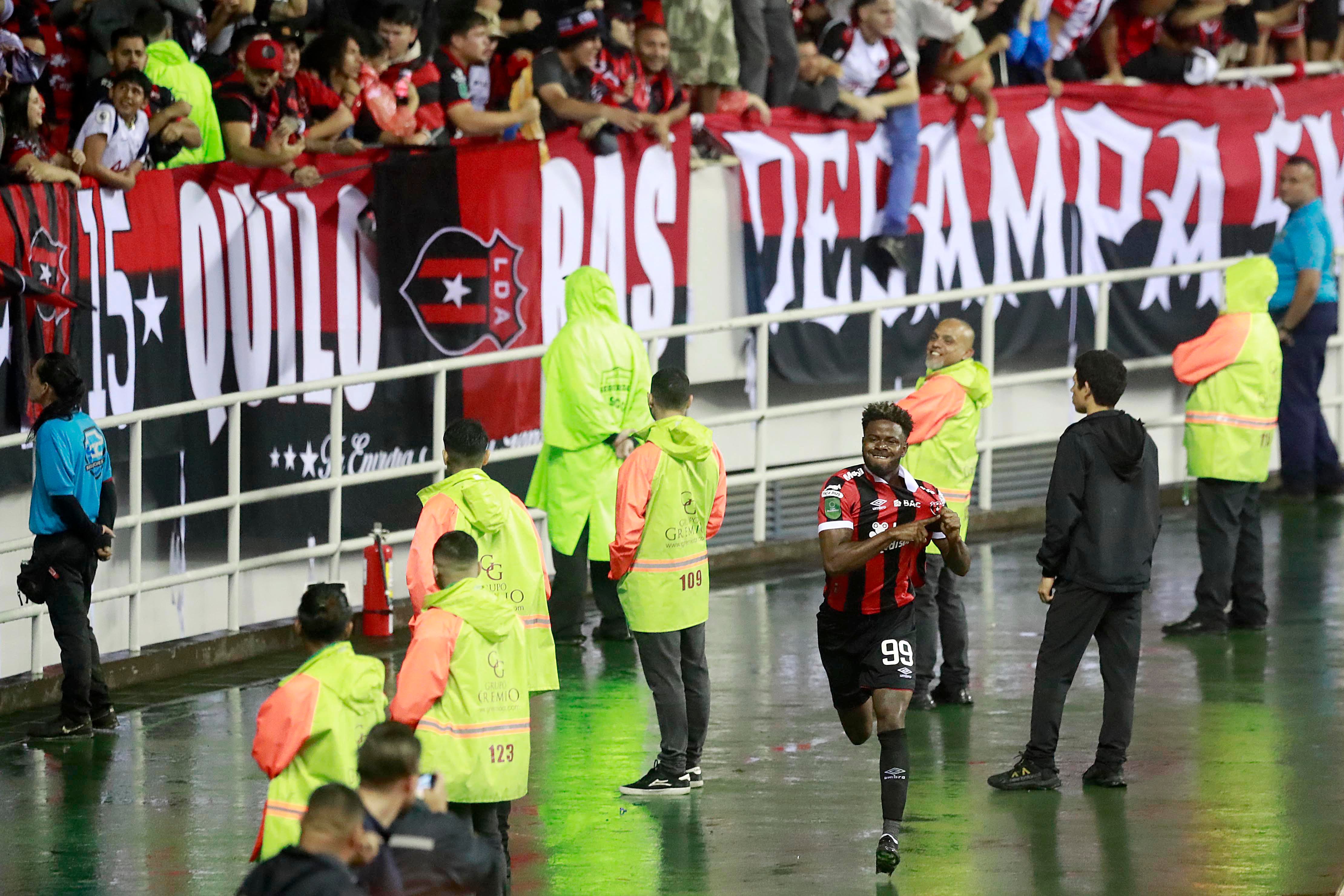 18/11/2023 Estadio Nacional, La Sabana. La Liga Deportiva Alajuelense y el Deportivo Saprissa se enfrentaron este sábado en una nueva edición del Clásico Nacional. Se dio en la final del Torneo de Copa, a estadio casi lleno, con la presencia de las dos aficiones más grandes del país.