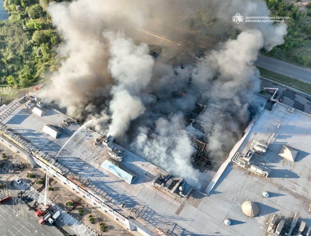 Esta fotografía, distribuida por la Administración Militar Regional de Dnipropetrovsk y tomada el 21 de agosto de 2026, muestra a bomberos trabajando para controlar un incendio en un centro comercial dañado tras un ataque ruso en Kryvyi Rih, en el marco de la invasión rusa de Ucrania.