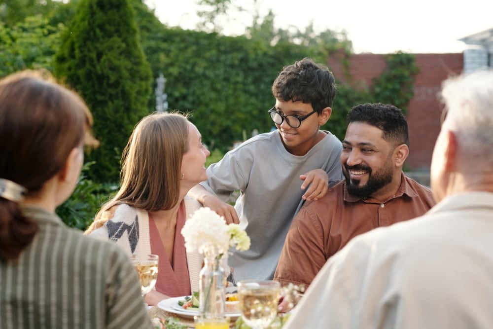 Integrantes de una familia conversan en torno a una mesa