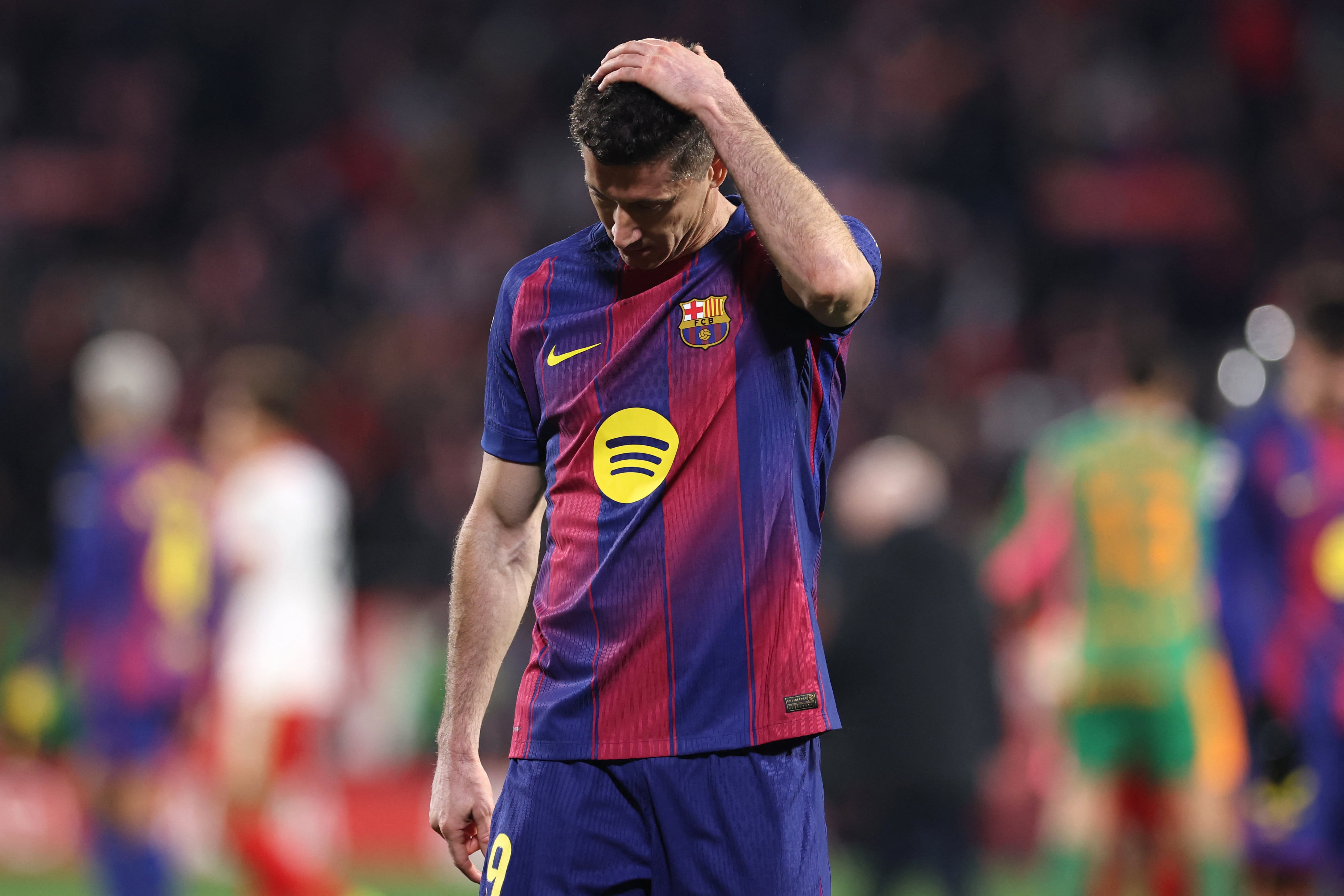 El delantero polaco del Barcelona Robert Lewandowski reacciona con tristeza luego de la dolorosa derrota ante el Girona por la Liga Española.