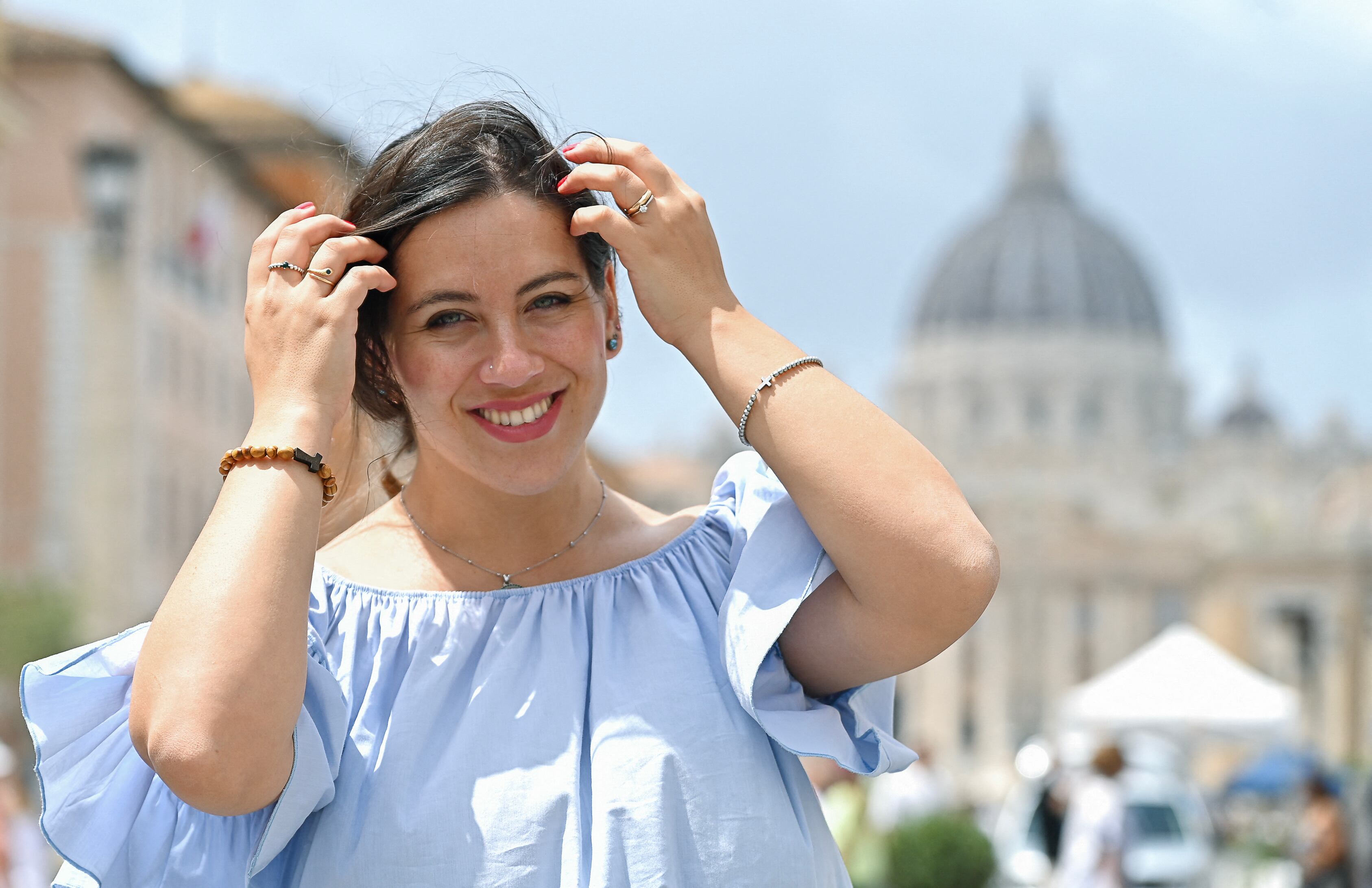 El sacerdote católico e influencer italiano en redes sociales, Giuseppe Fusari, posa cerca del Vaticano, en la calle Via della Conciliazione, con la Basílica de San Pedro al fondo, en Roma, el 28 de julio de 2025. El Vaticano los llama “misioneros digitales” y —en un hecho sin precedentes para esta institución centenaria— el papa León XIV presidió una misa dedicada a ellos en la Basílica de San Pedro, exhortándolos a crear contenido para quienes “necesitan conocer al Señor”. (Foto de Alberto PIZZOLI / AFP)