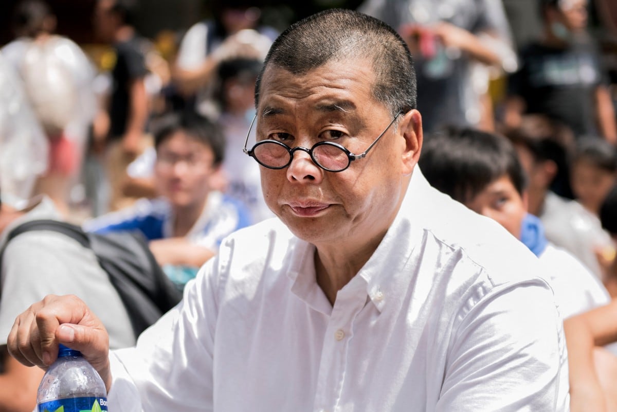 El magnate de los medios de Hong Kong y activista prodemocracia Jimmy Lai asiste a una manifestación cerca de la sede del gobierno en Hong Kong el 28 de septiembre de 2014.