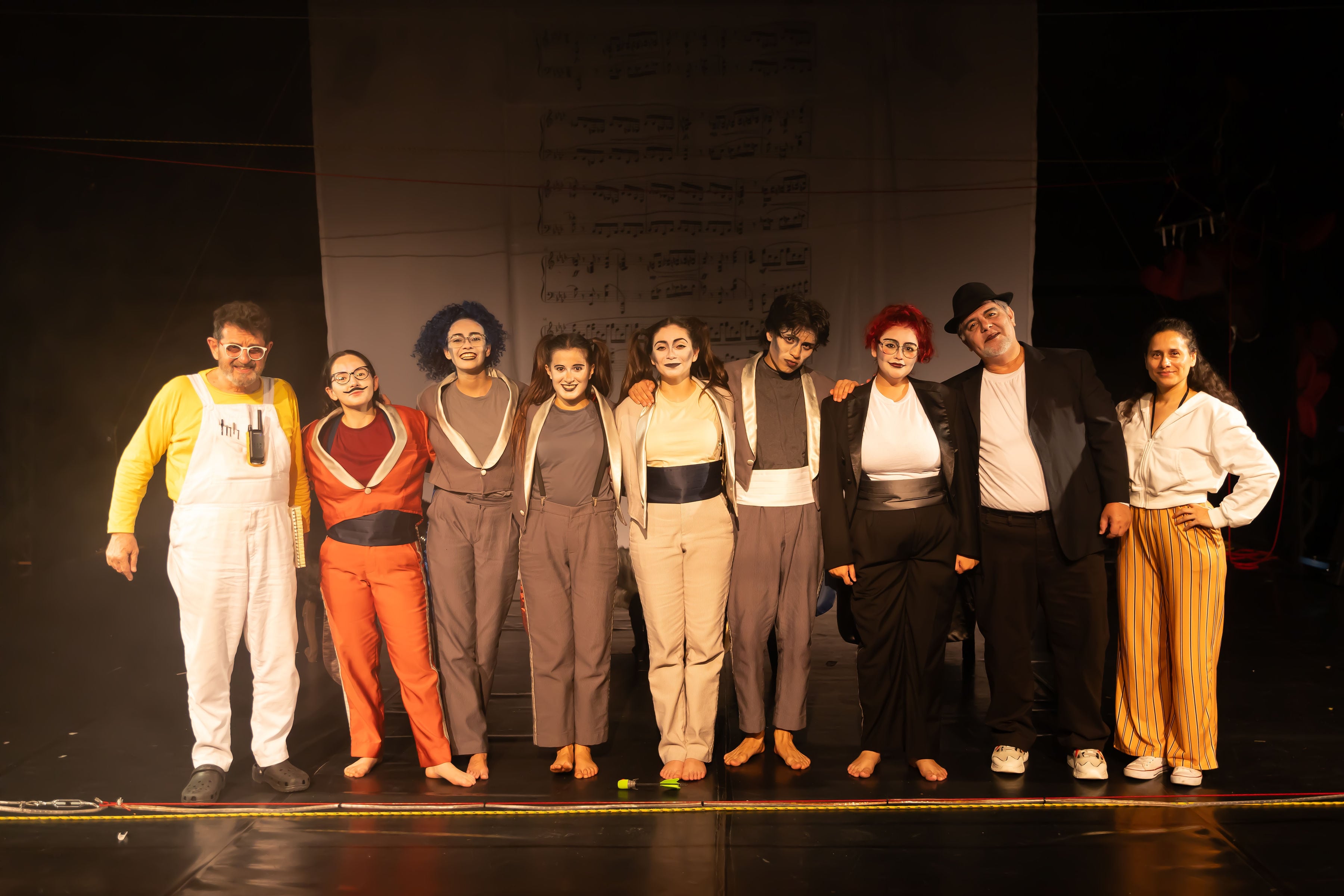 El elenco de 'Corazón Gaseado' (Cristal Bermúdez, Diana Artavia, Diego Sequeira,
José Pablo Umaña, Kathe Morales, Paula Rojas, Valery Durán) y parte de la producción.