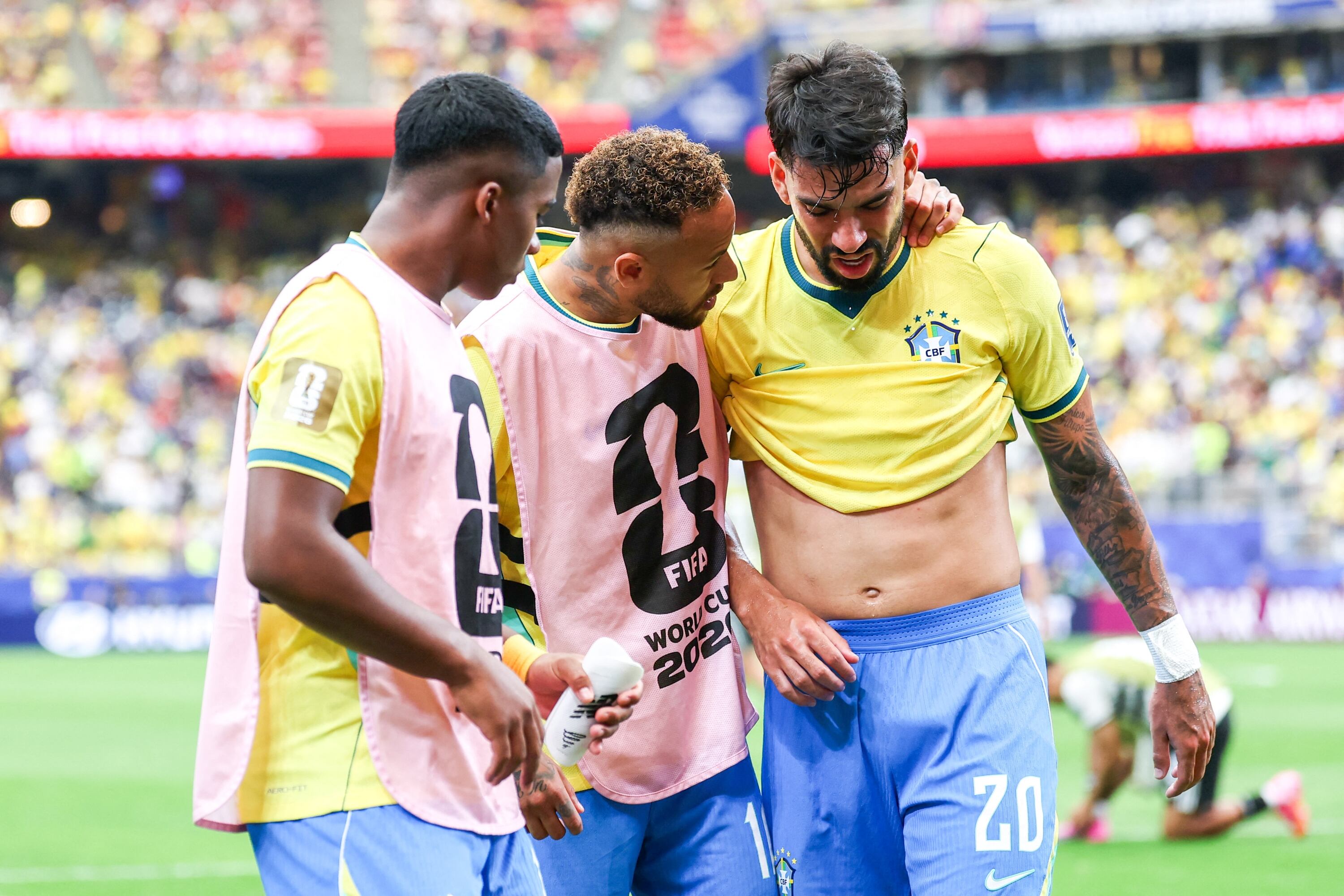 Endrick y Neymar reconfortan a Lucas Paquetá en el Estadio de Houston, tras abandonar por lesión el duelo entre Brasil y Japón por el Mundial 2026.