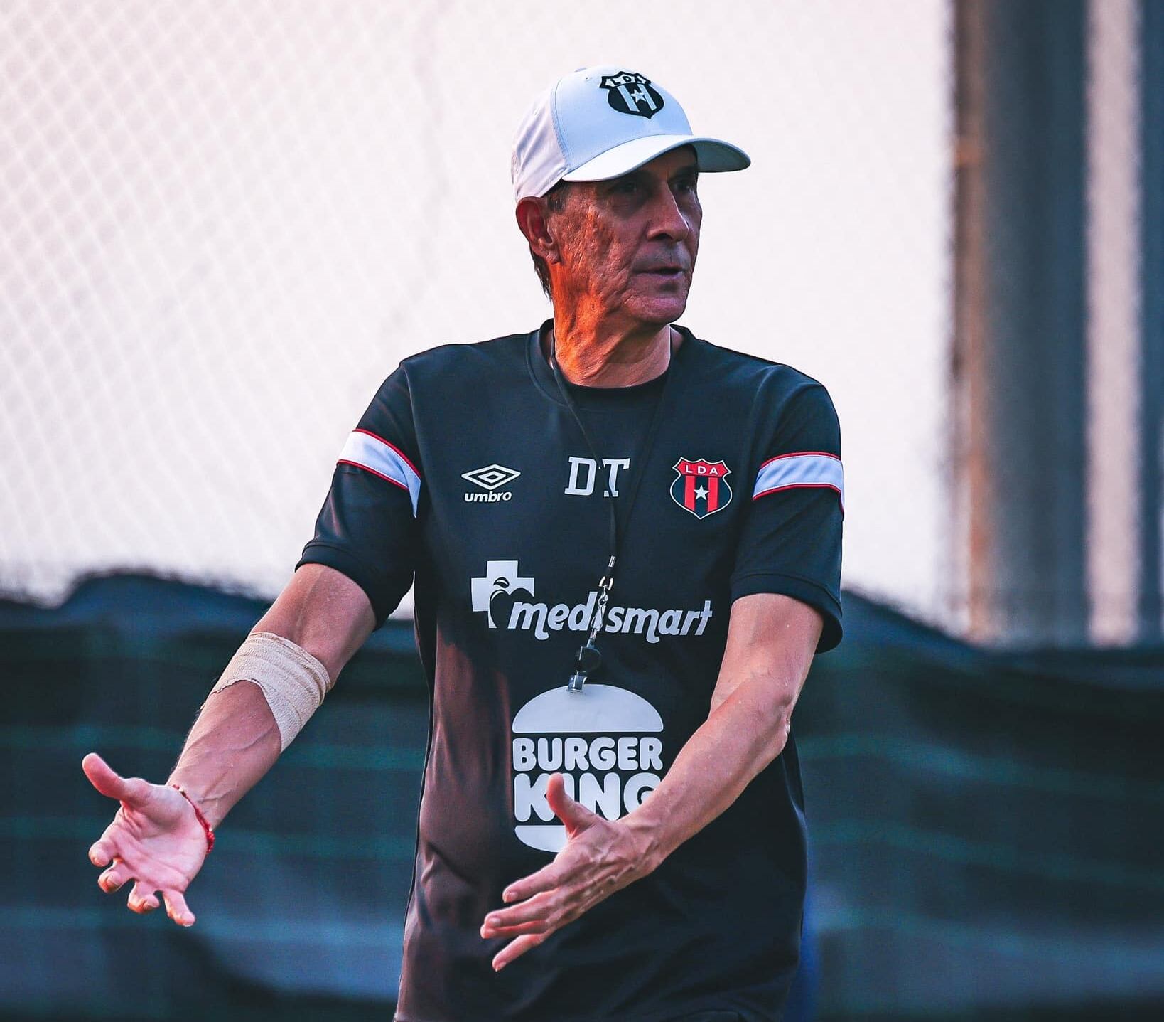 Alexandre Guimaraes y su equipo de trabajo pretenden que Liga Deportiva Alajuelense sea un equipo más intenso.