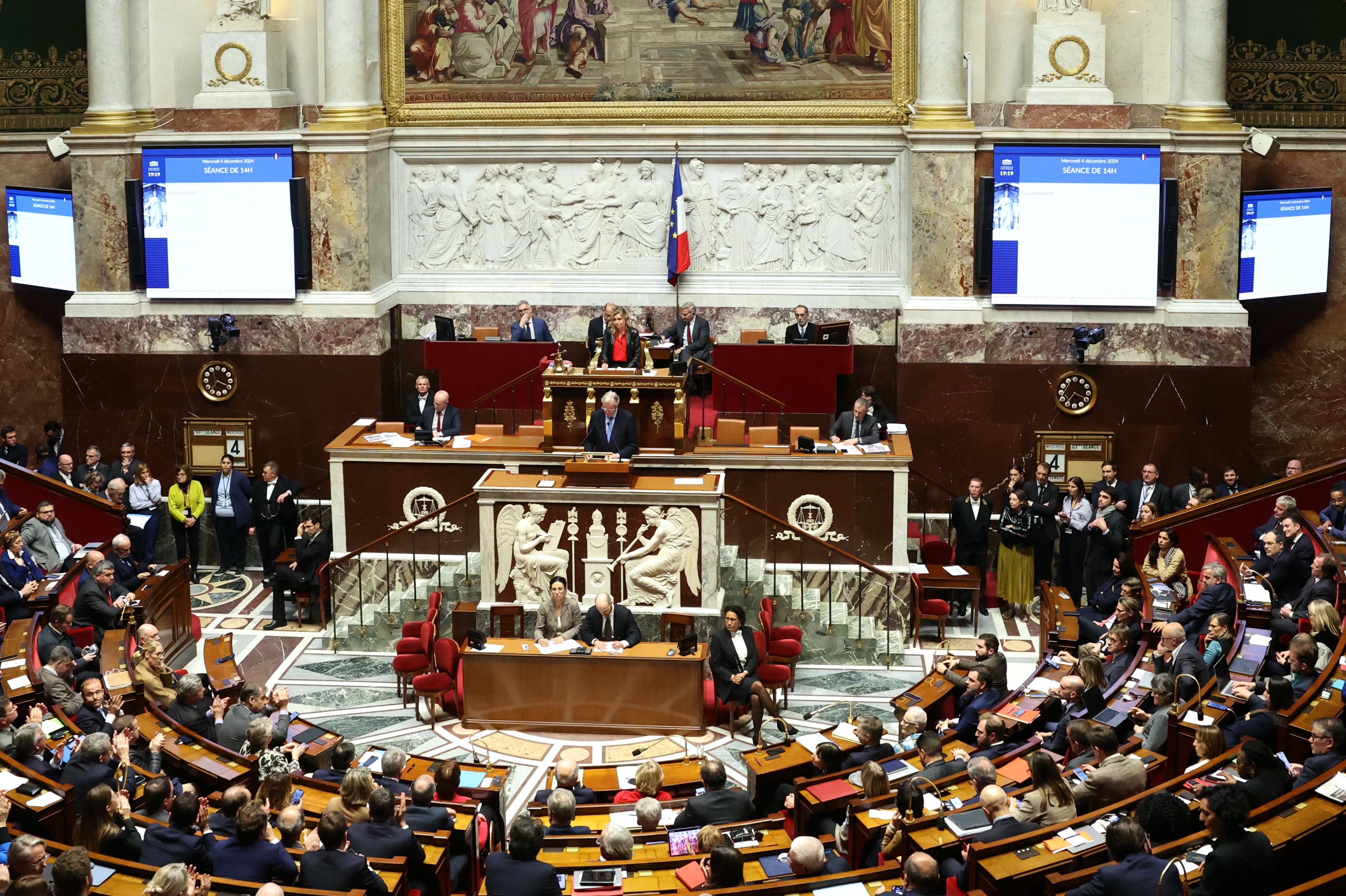 El primer ministro francés, Michel Barnier, durante su discurso en la Asamblea Nacional de París, 4 de diciembre de 2024, en medio del debate de las mociones de censura.