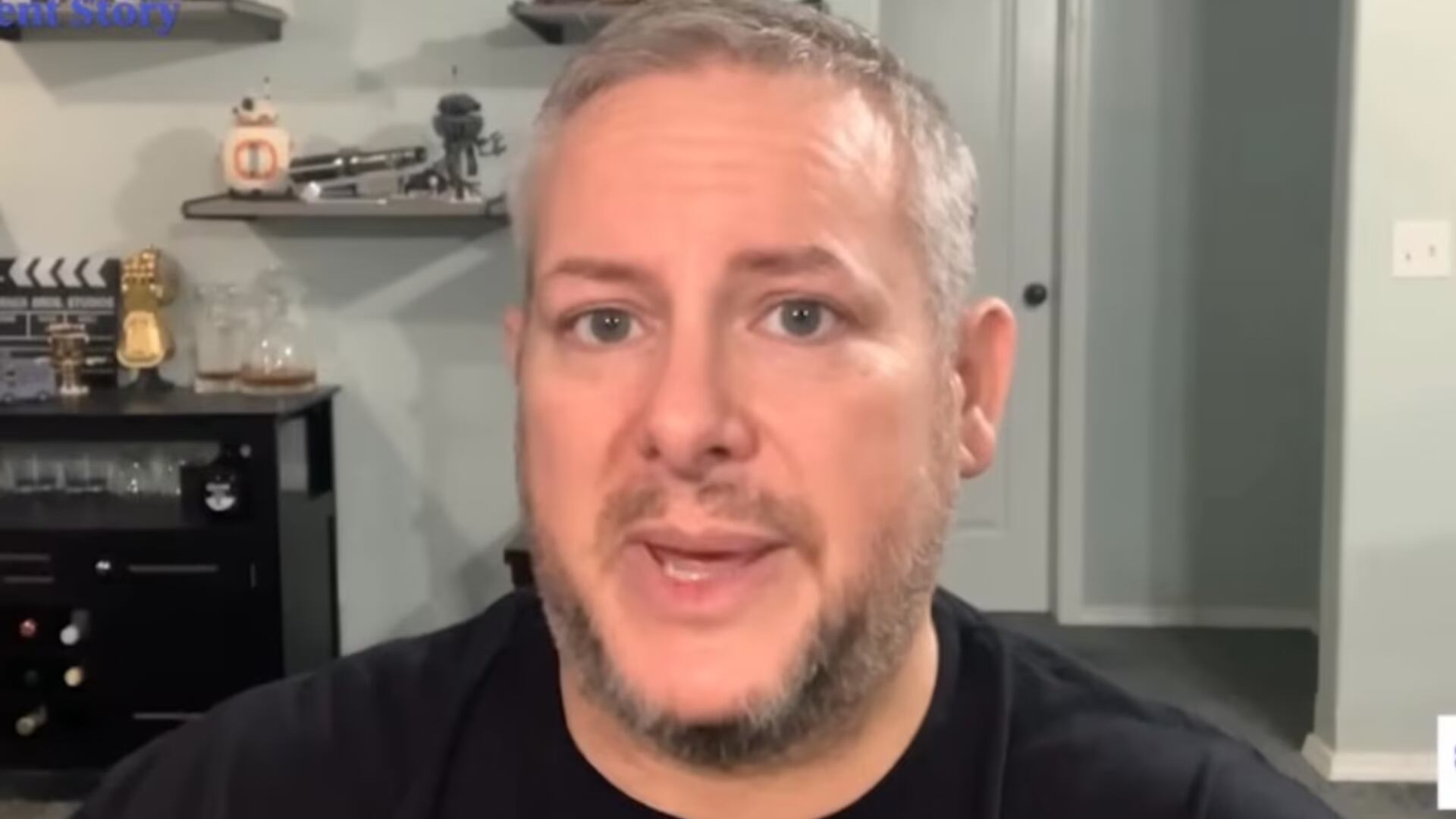 hawn Michael Kirkbride compartió en YouTube su testimonio tras ser diagnosticado con cáncer de colon en etapa 4, lo que generó gran impacto en redes sociales.