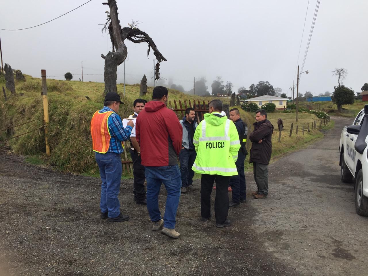 Para reabrir el paso cerrado por los dueños de La Central se han tenido que levantar actas. Foto: Cortesía Hugo Zeledón.