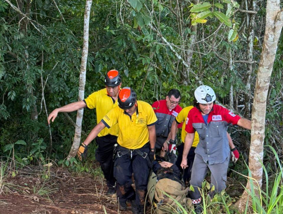 La Cruz Roja rescató a mujer tras caer en catarata en Cóbano de Puntarenas.