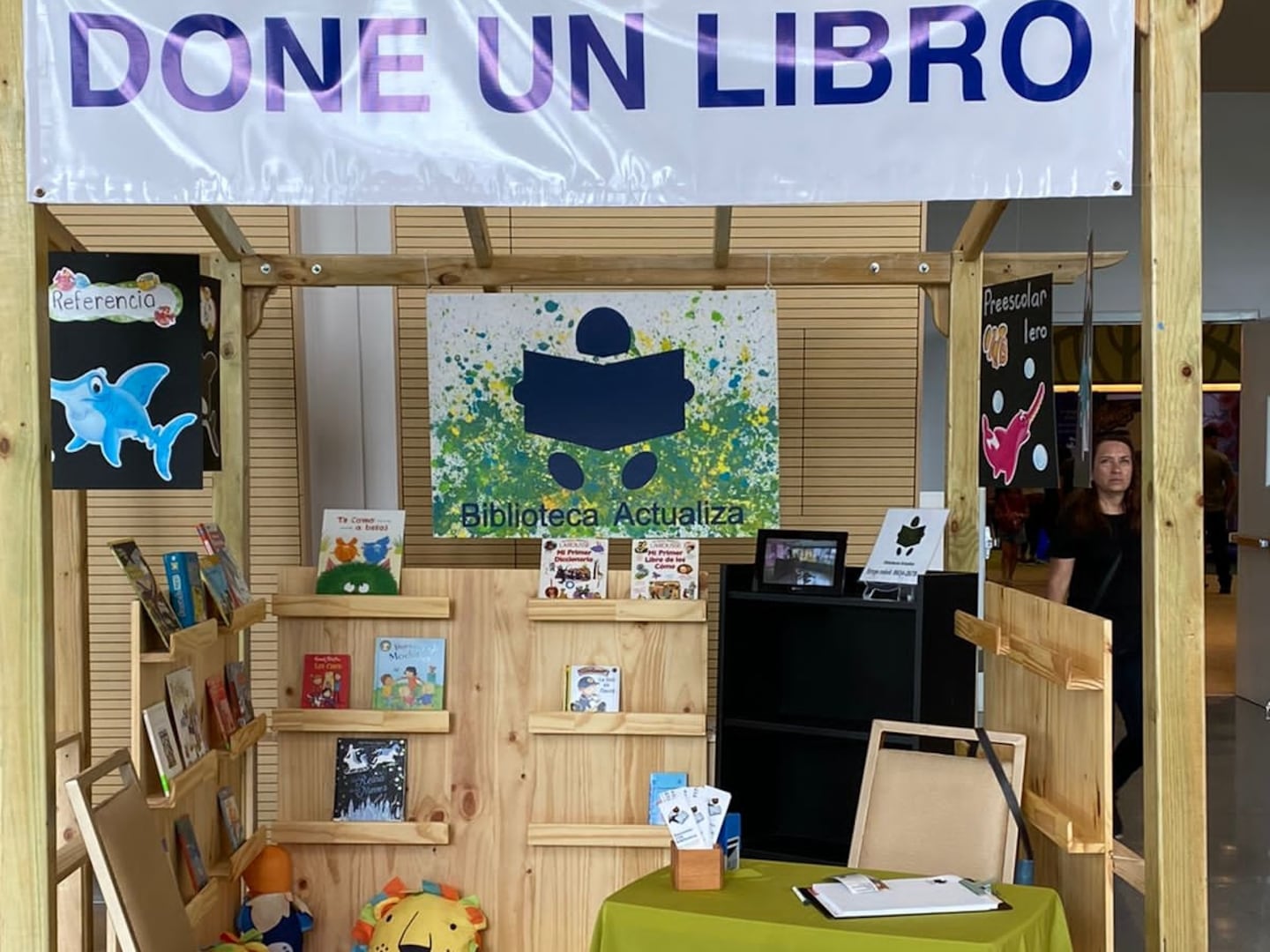 Acérquese a la Feria del Libro y colabore para donar bibliotecas a ...