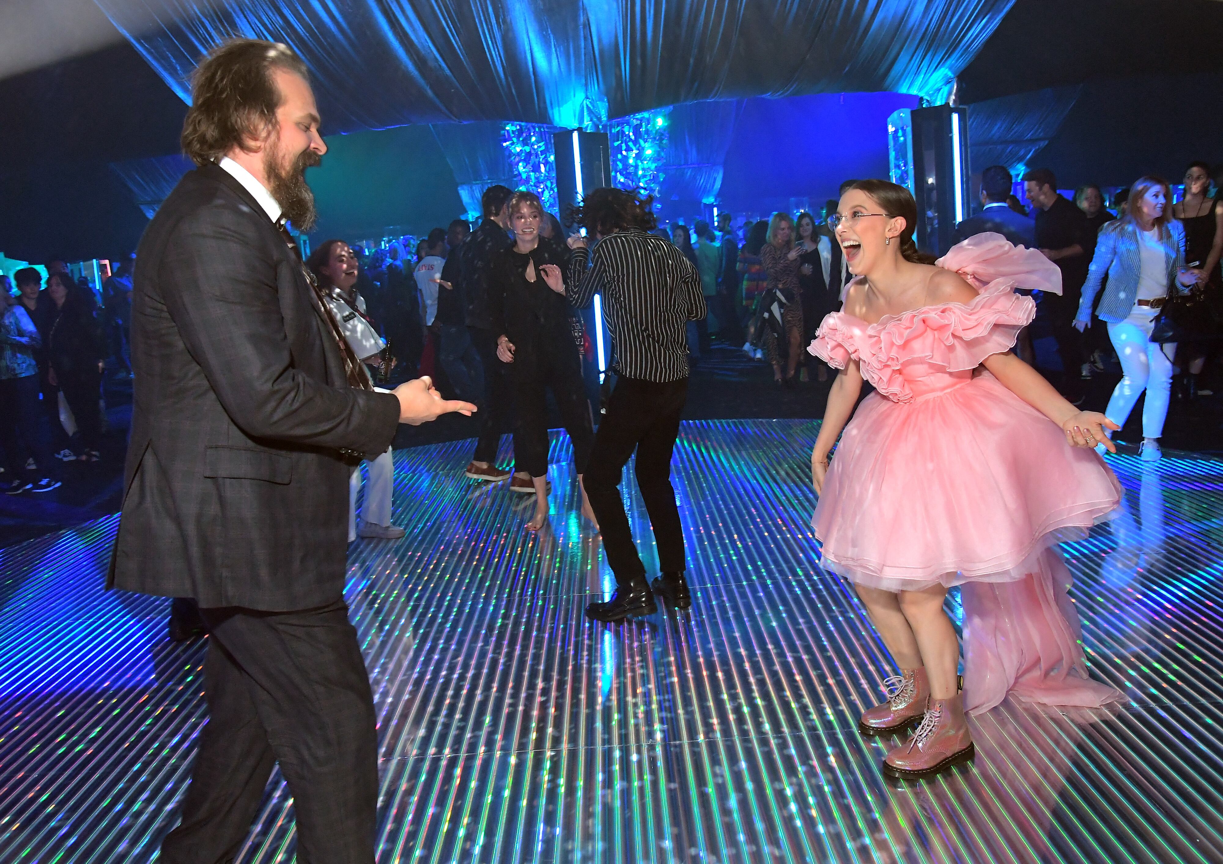 SANTA MÓNICA, CALIFORNIA - 28 DE JUNIO: David Harbour y Millie Bobby Brown asisten al estreno mundial de la tercera temporada de «Stranger Things» el 28 de junio de 2019 en Santa Mónica, California. Charley Gallay/Getty Images para Netflix/AFP (Foto de Charley Gallay / GETTY IMAGES NORTH AMERICA / Getty Images vía AFP)