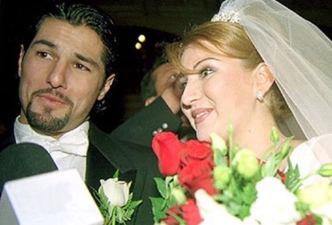 Alicia Villareal en su boda con Cruz Martínez.