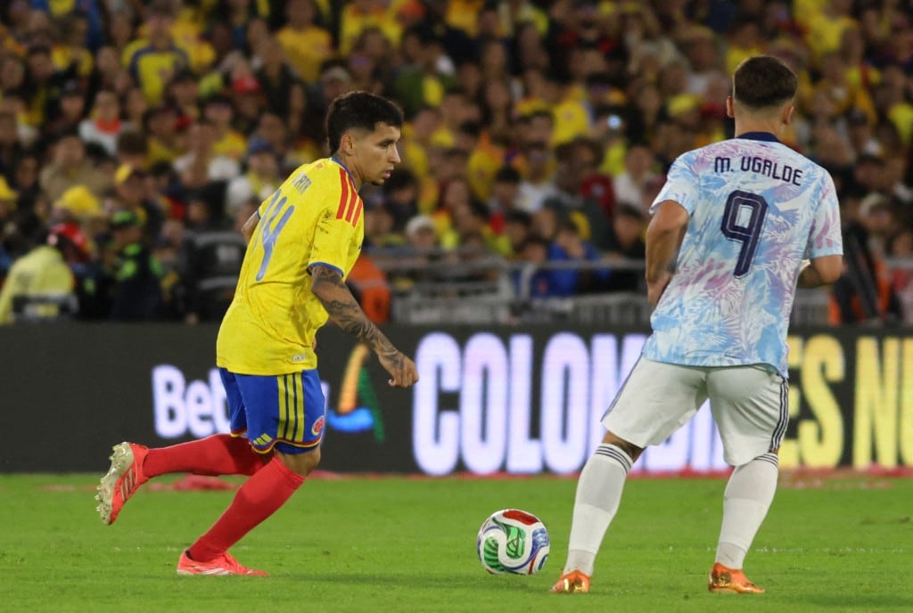 Manfred Ugalde observa al colombiano Gustavo Puerta en el amistoso que Costa Rica perdió 3 a 1 contra Colombia.