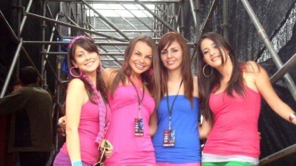 Thais Alfaro (primera de izq a der) desde joven trabajó y estudió al mismo tiempo. En 2012 inició su práctica profesional en Teletica.