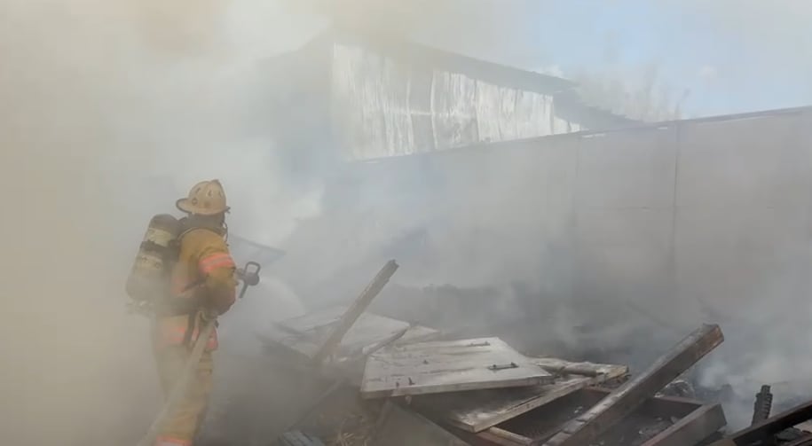 El fuego provocó daños totales en cinco vehículos y fue propagado por los fuertes vientos en la zona.