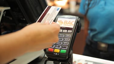 BAC cobrará comisión a extranjeros que paguen con tarjeta en dólares; BCR aplica cargo desde 2024