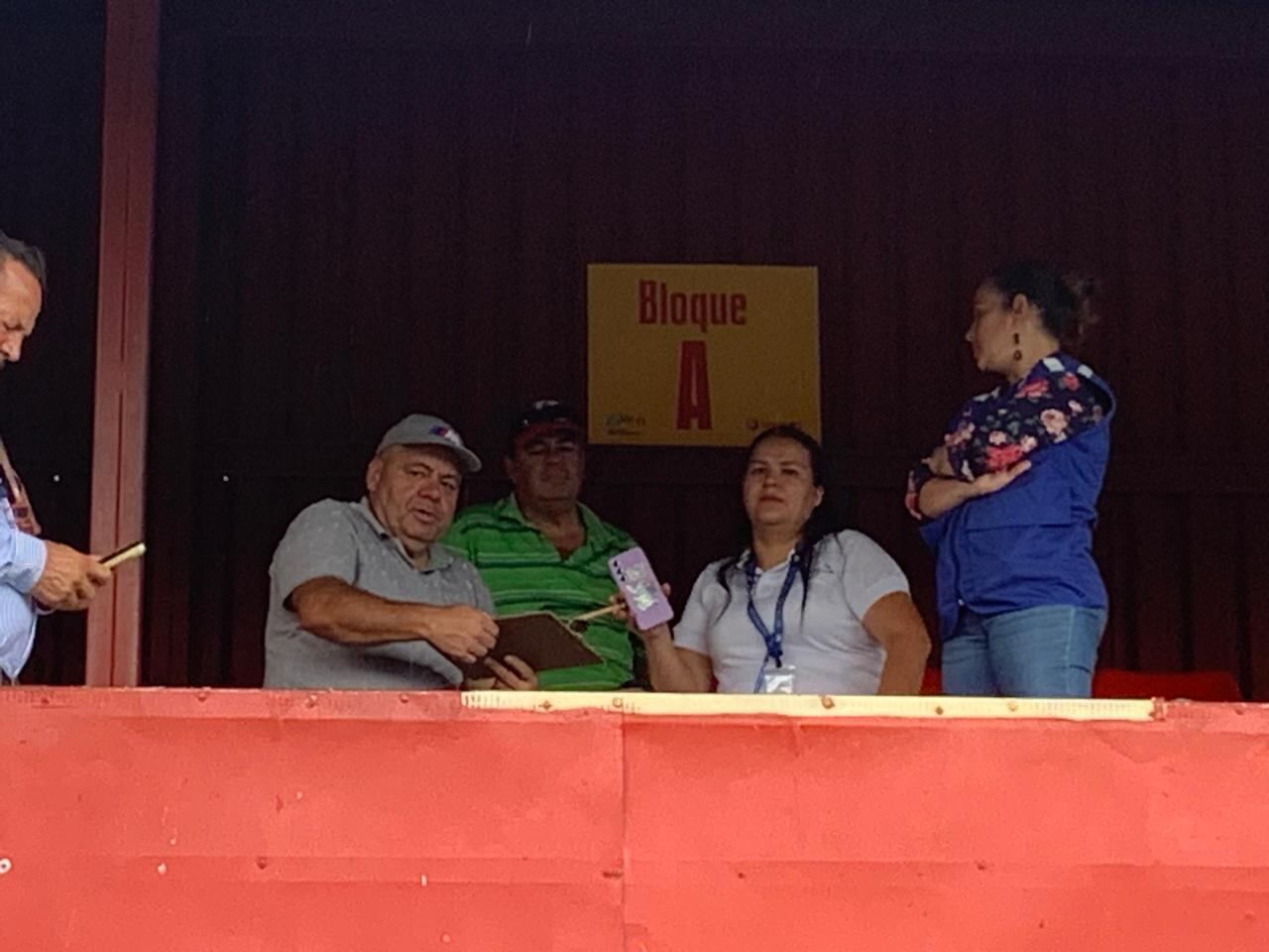 Orlando Moreira, vicepresidente de Fuerza Herediana, fue el encargado de recibir a los personeros del Ministerio de Salud en el estadio Carlos Alvarado.