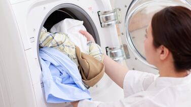 Este truco evita que la ropa salga arrugada de la lavadora