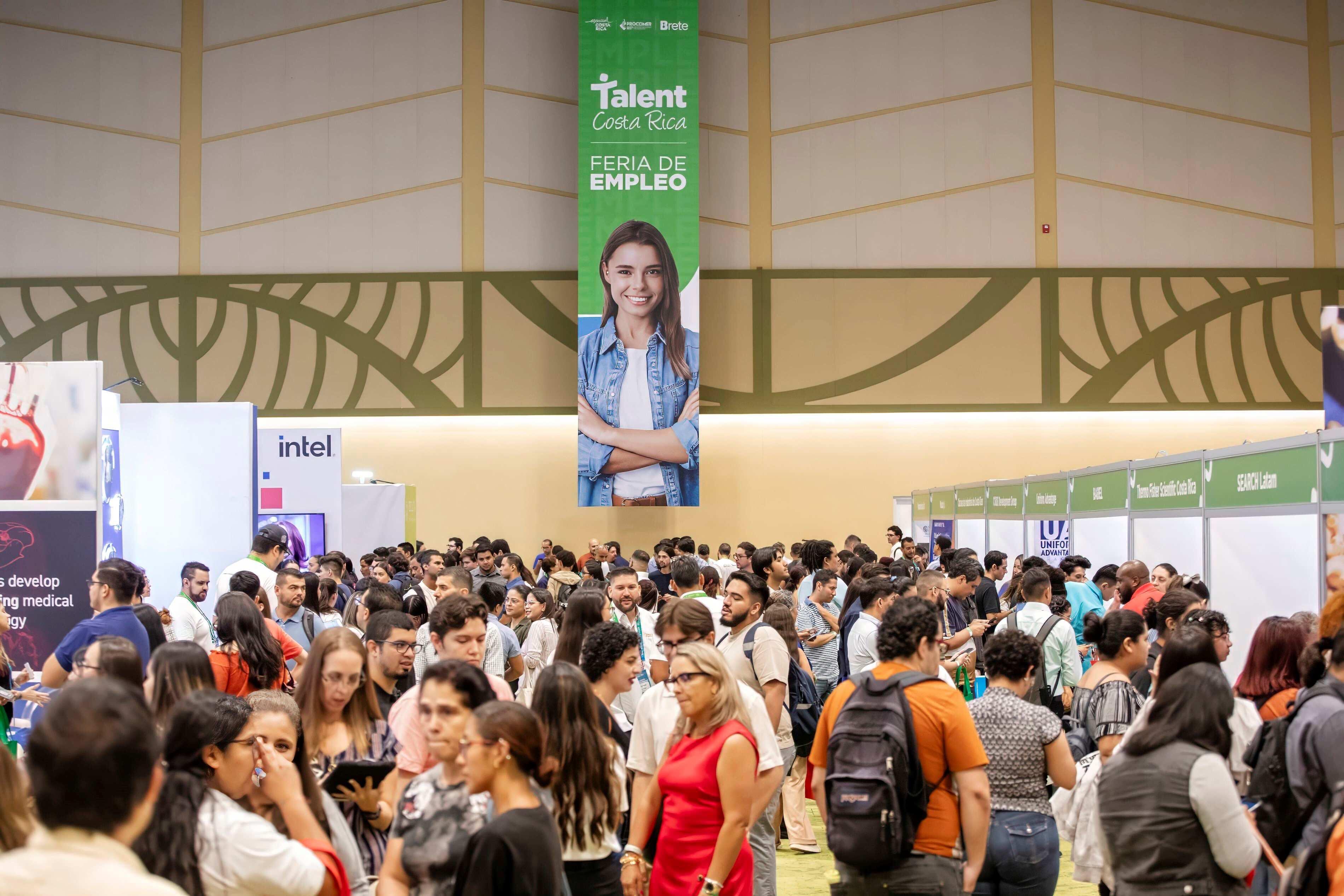 Asistentes visitan los estands de las más de 100 empresas participantes en la Feria de Empleo Talent Costa Rica, que se realiza este 9 y 10 de mayo en el Centro de Convenciones. La actividad ofrece más de 7.000 oportunidades laborales en sectores clave como servicios, tecnologías de la información, y ciencias de la vida.