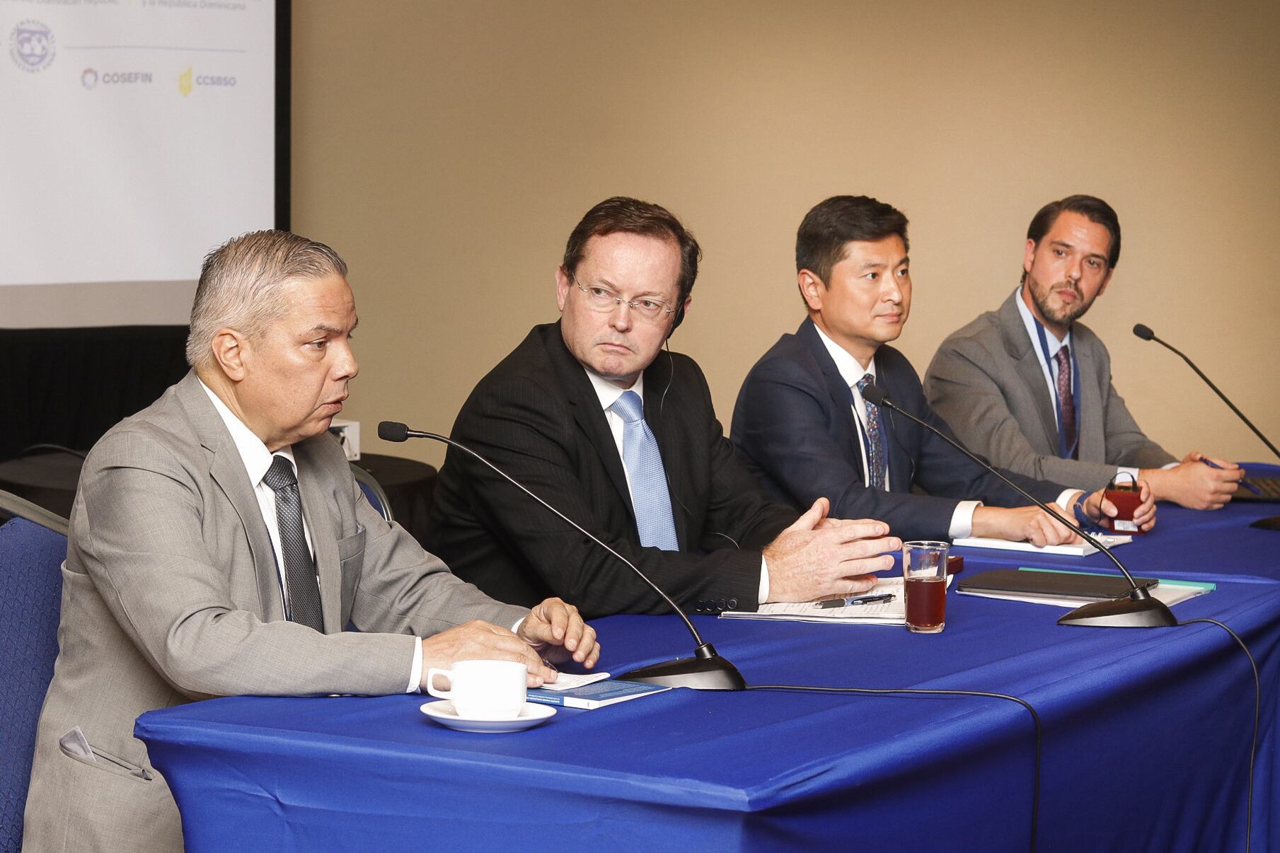 30/07/2024. Conferencia de prensa sobre la conclusión de la XVlll Conferencia Regional sobre Centroamérica, Panamá y la República Dominicana del FMI. En la fotografía: Róger Madrigal, presidente
Banco Central de Costa Rica (BCCR). Nigel Chalk, subdirector del Departamento del Hemisferio Occidental del FMI. Ding Ding, jefe de división del Departamento del Hemisferio Occidental y jefe de misión del FMI para Costa Rica. Fotografía: Lilly Arce.