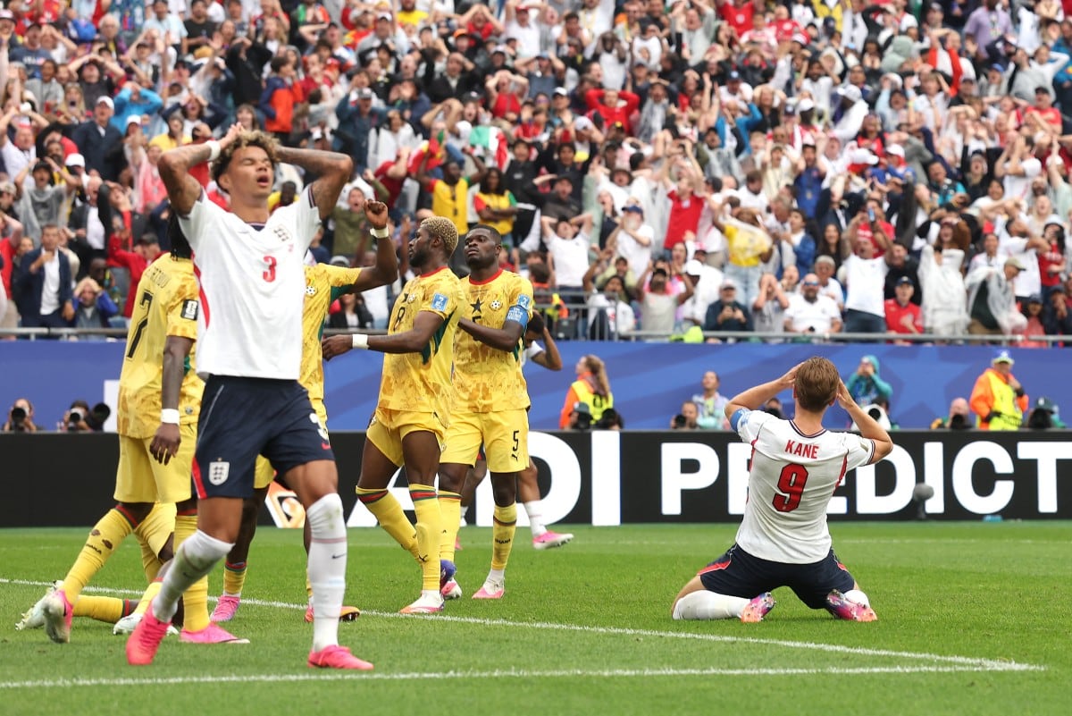 Nico O'Reilly y Harry Kane se lamentan y no entienden cómo no entró el balón en el partido entre Inglaterra y Ghana en el Mundial 2026.