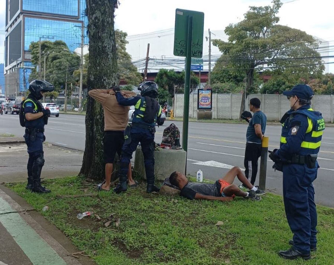 Conductores alertan sobre amenazas y agresiones en Los semáforos por hombres que ofrecen limpiar los parabrisas de los vehículos.