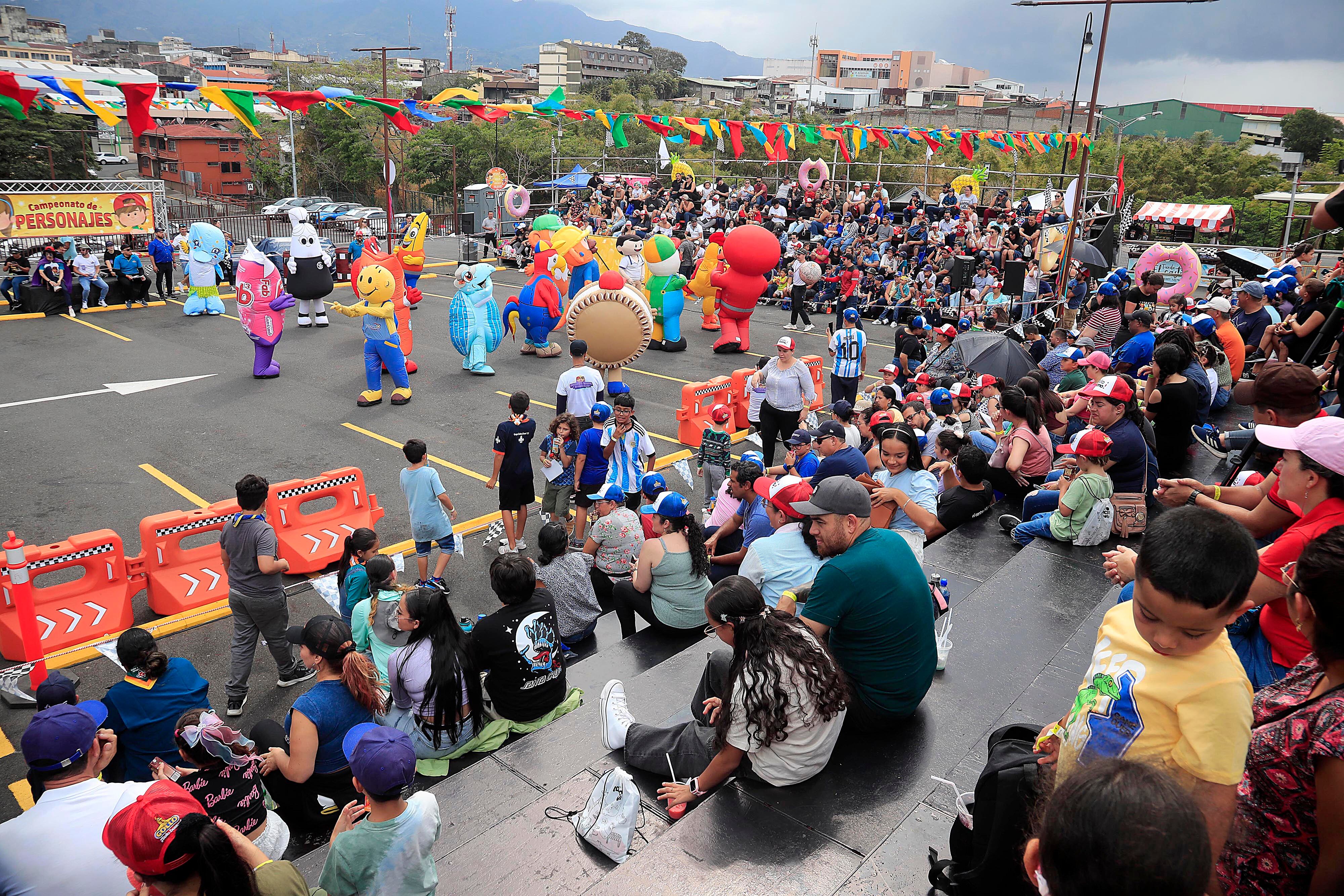 18/02/2024 Museo de los Niños, Parqueo C. Las familias disfrutaron, este domingo, del tradicional Campeonato Nacional de Personajes del Museo de los Niños 2024. Más de 25 personajes y botargas inflables y de peluche, de diferentes marcas, empresas e instituciones participaron en la competencia más divertida y colorida del año. Por segundo año, el evento se realizó en un espacio limitado, en formato estadio y con graderías donde el público disfrutó cómodamente sentado de todas las actividades.
