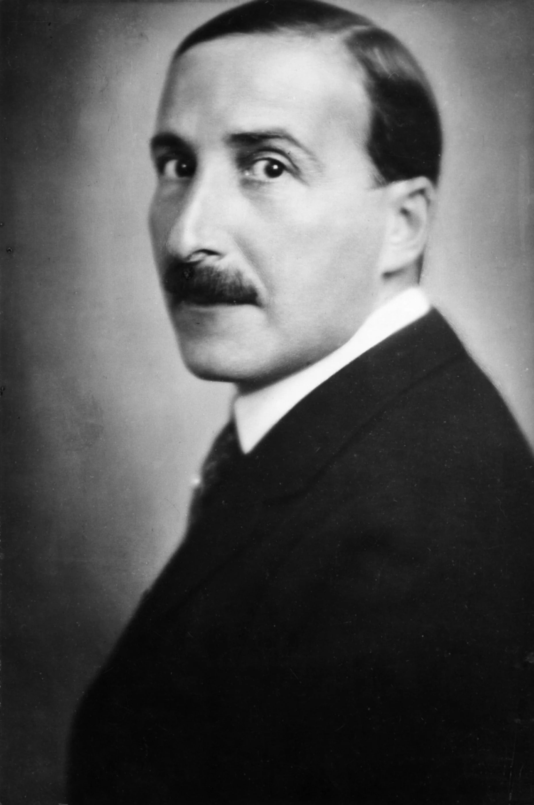El escritor austriaco Stefan Zweig retratado ca. 1927.