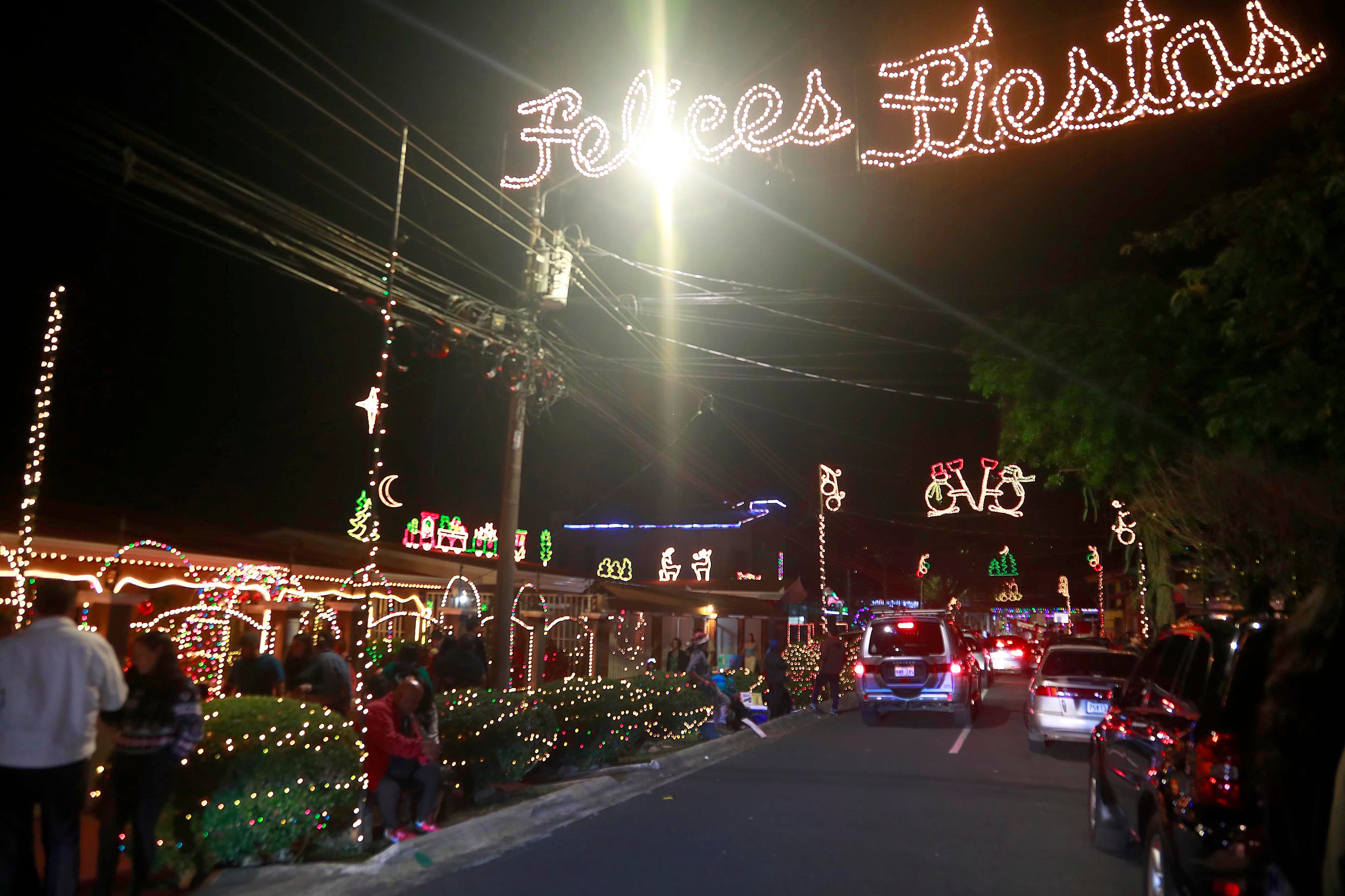 07/12/2023 San Joaquín de Flores. Vecinos de barrio La Cruz reviven la tradición de todos los años con la iluminación del frente de sus casas y árboles de las aceras, además de la venta de comidas que acerca a decenas de personas, quienes todas las noches se acercan para compartir en la calle misma y disfrutar de un verdadero ambiente navideño.