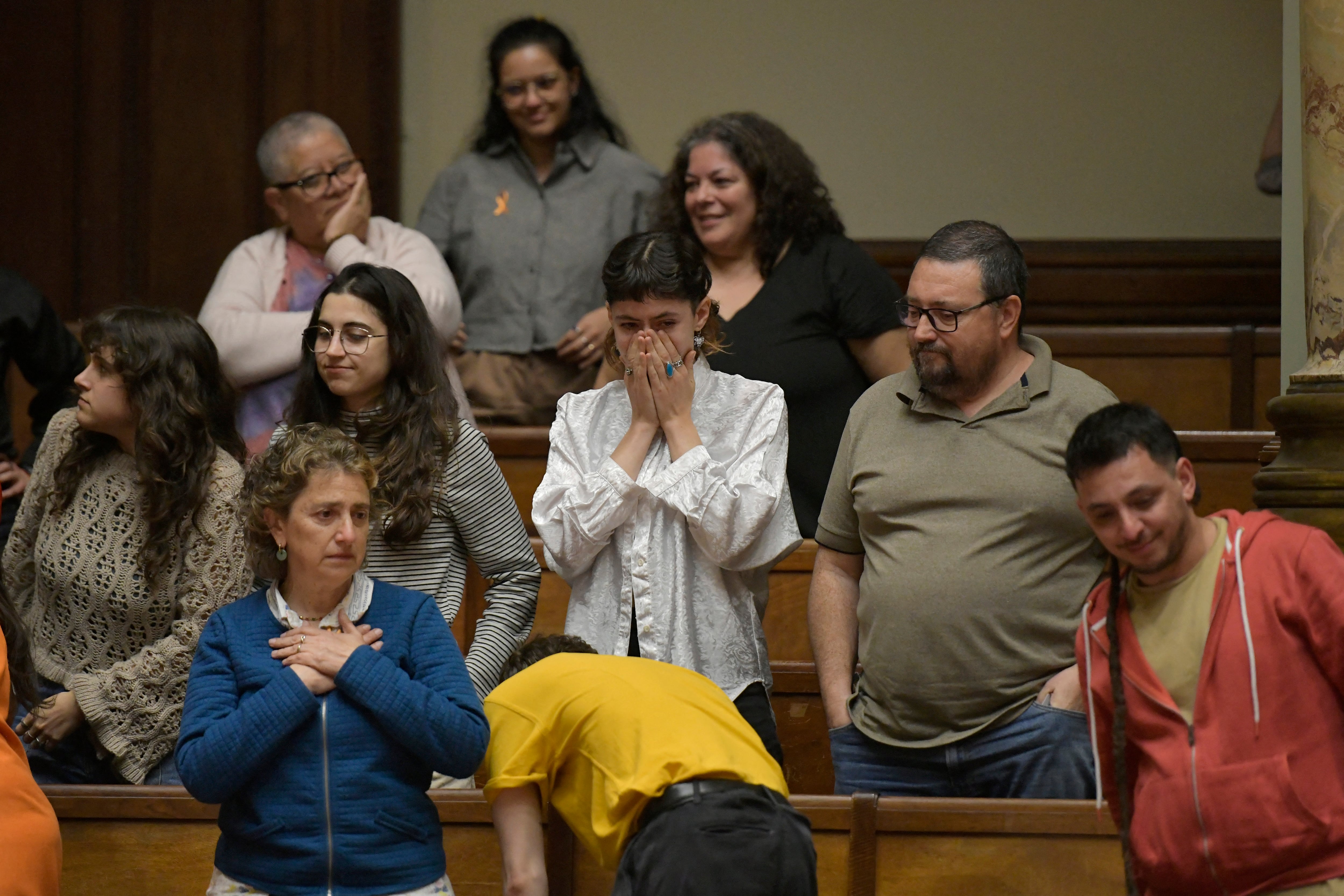 Rosana Rubio (I) celebra la aprobación de la ley de eutanasia en el Palacio Legislativo de Montevideo el 15 de octubre de 2025. Uruguay aprobó el 15 de octubre de 2025 una ley que autoriza la eutanasia bajo ciertas condiciones, tras un meditado y largo debate en el Senado.