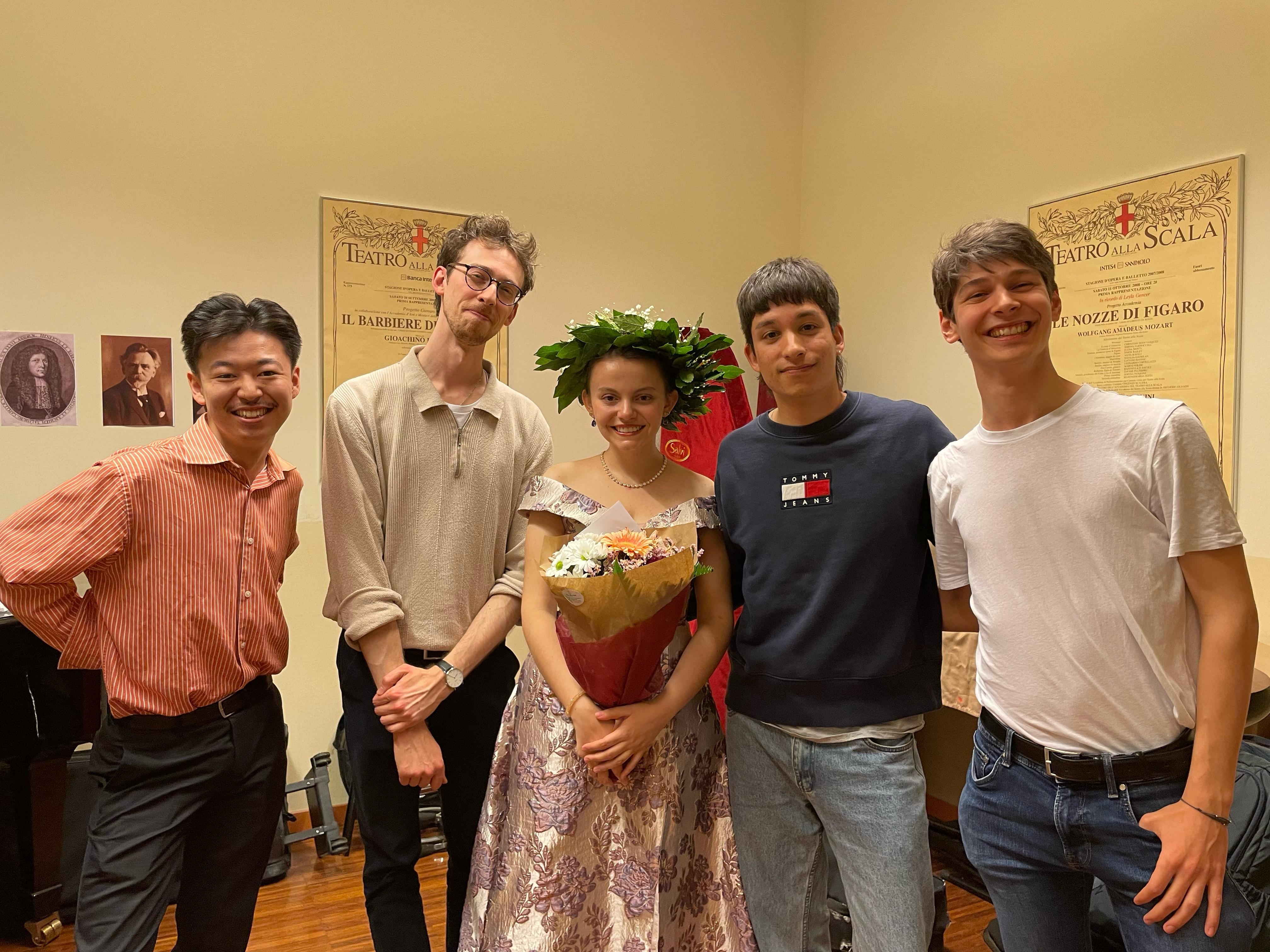 Nicole Gallegos Heinrich junto a sus amigos Julian, Naoki, Rolando, y Francesco Corsi.