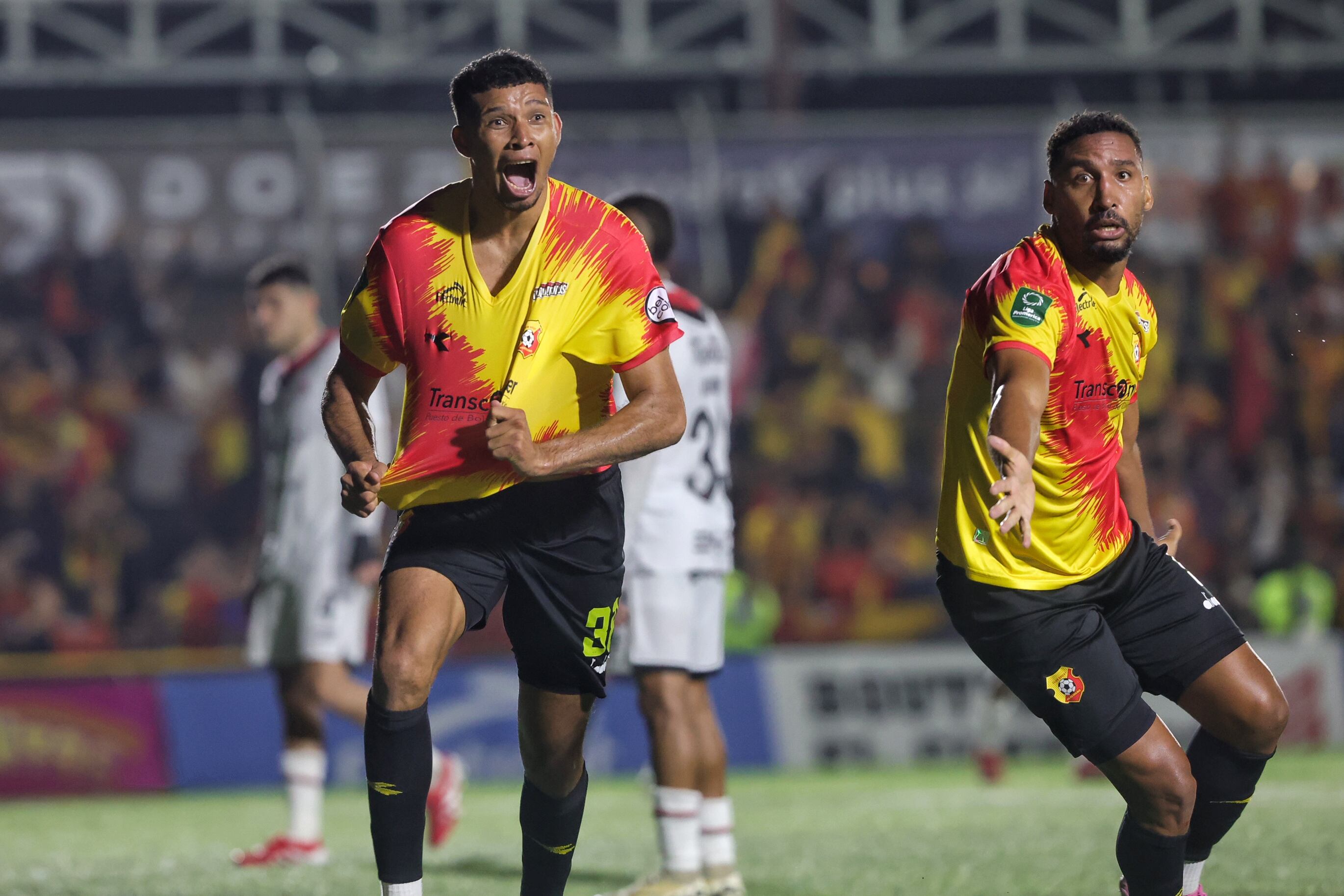 28/05/2025/ Juego entre Club Sport Herediano vs Liga Deportiva Alajuelense por el partido de vuelta de la gran final el torneo Clausura de la Liga Promerica en el estadio Carlos Alvarado / foto John Durán