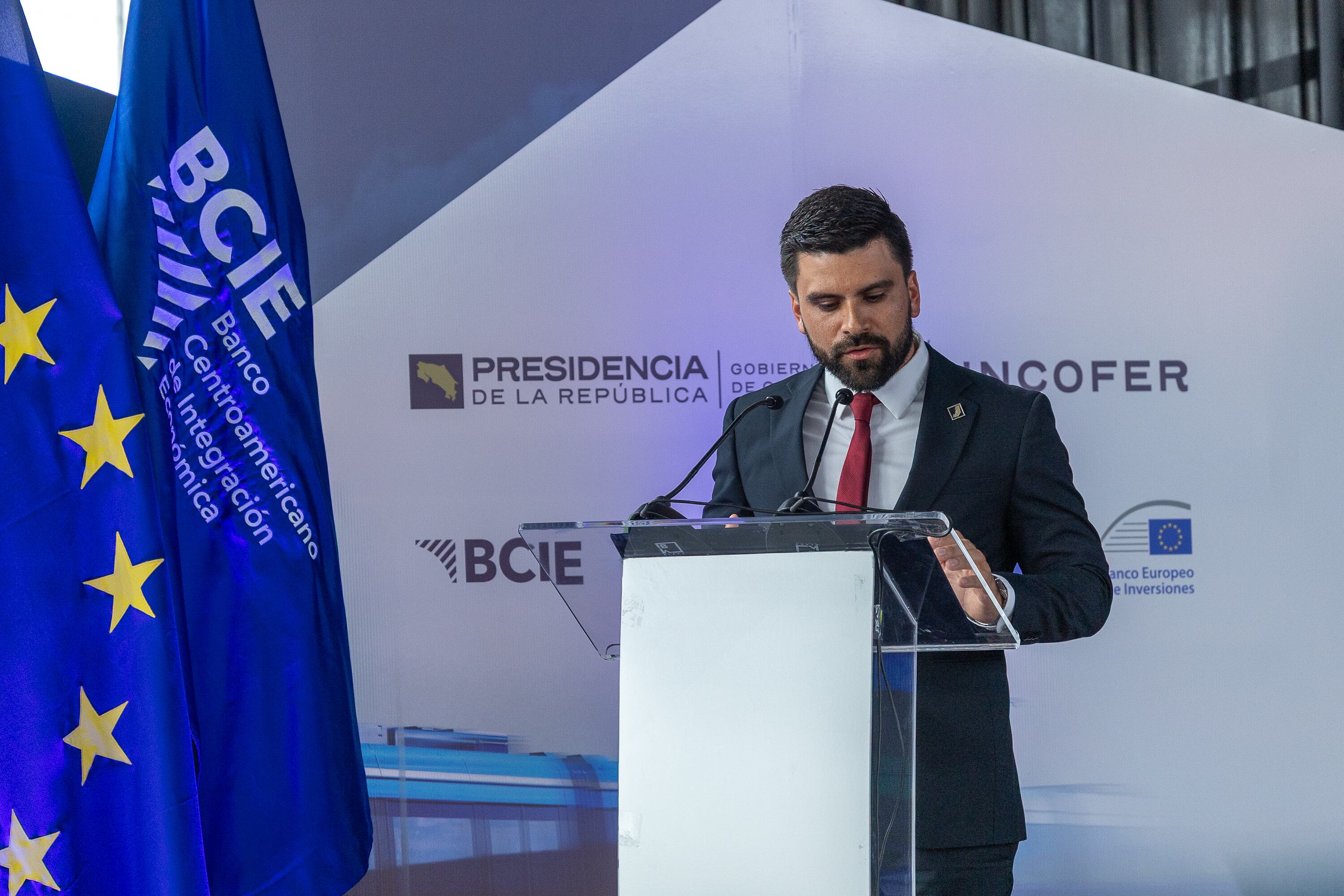 26/09/2025, San José, el gobierno presentó como va a financiar su proyecto de el Tren Eléctrico.