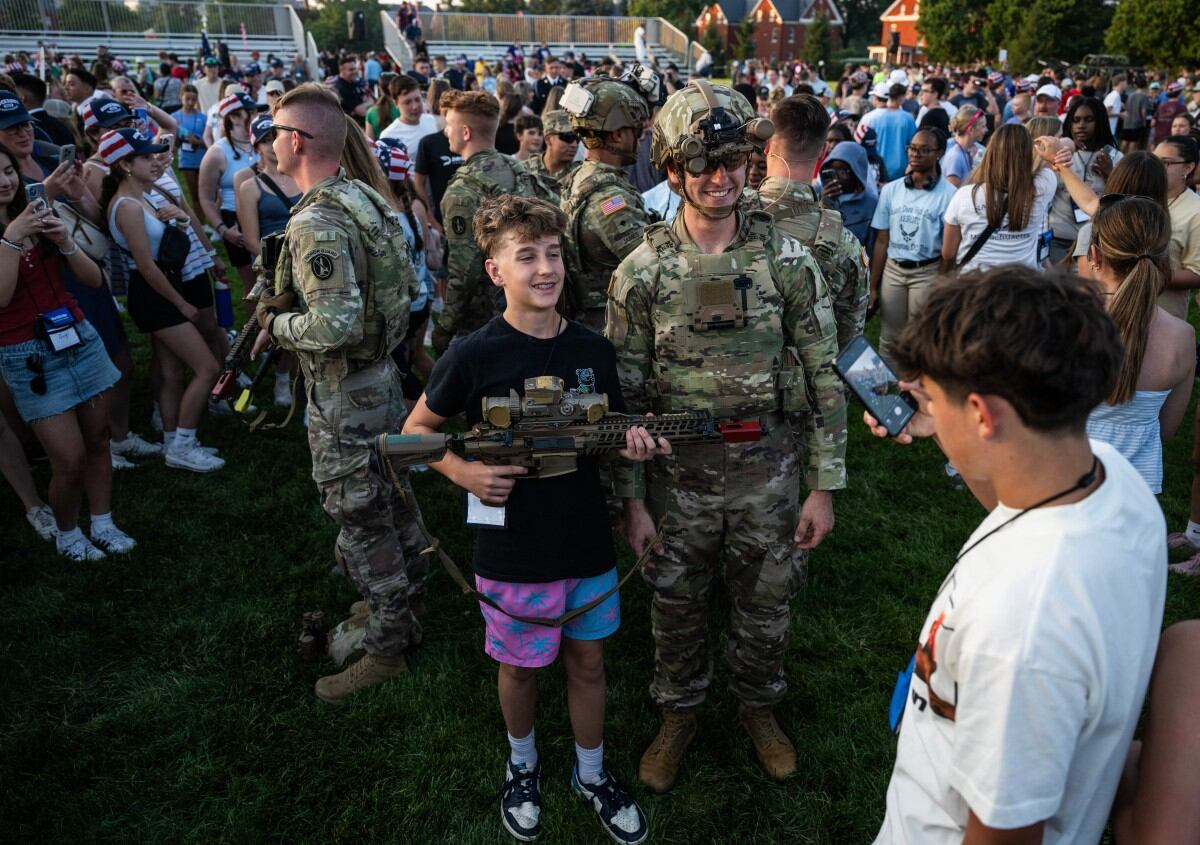 Niños escolares posan con soldados después del evento Twilight Tattoo del Ejército de EE. UU. en la Base Conjunta Myer-Henderson Hall en Arlington, Virginia, el 11 de junio de 2025. El Twilight Tattoo del Ejército de EE. UU. es un evento militar que presenta a soldados de las unidades ceremoniales del Distrito Militar de Washington. Un desfile militar y una celebración por el 250.º aniversario del Ejército de EE. UU. se llevará a cabo en Washington, D.C., el 14 de junio, fecha que también coincide con el cumpleaños número 78 del presidente Donald Trump. (Foto: ANDREW CABALLERO-REYNOLDS / AFP)