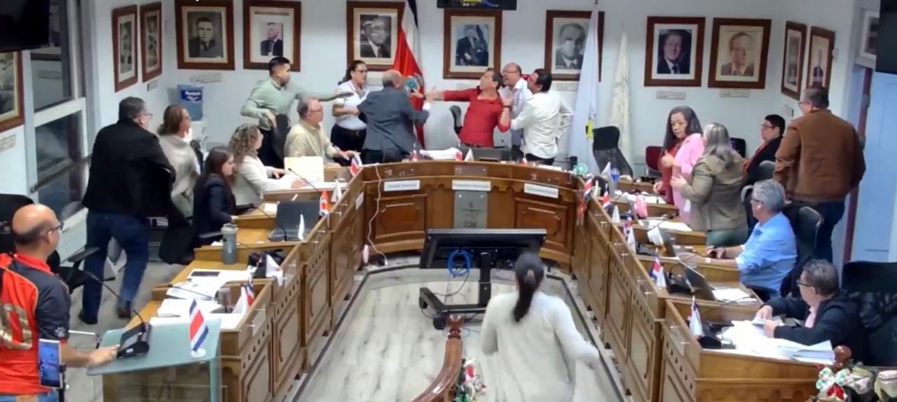 El Concejo Municipal de Alajuela acabó en conflicto la tarde del martes.