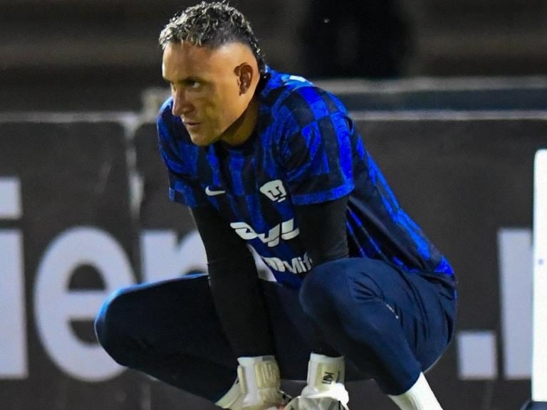 Keylor Navas en el calentamiento de Pumas previo al juego contra Juárez.