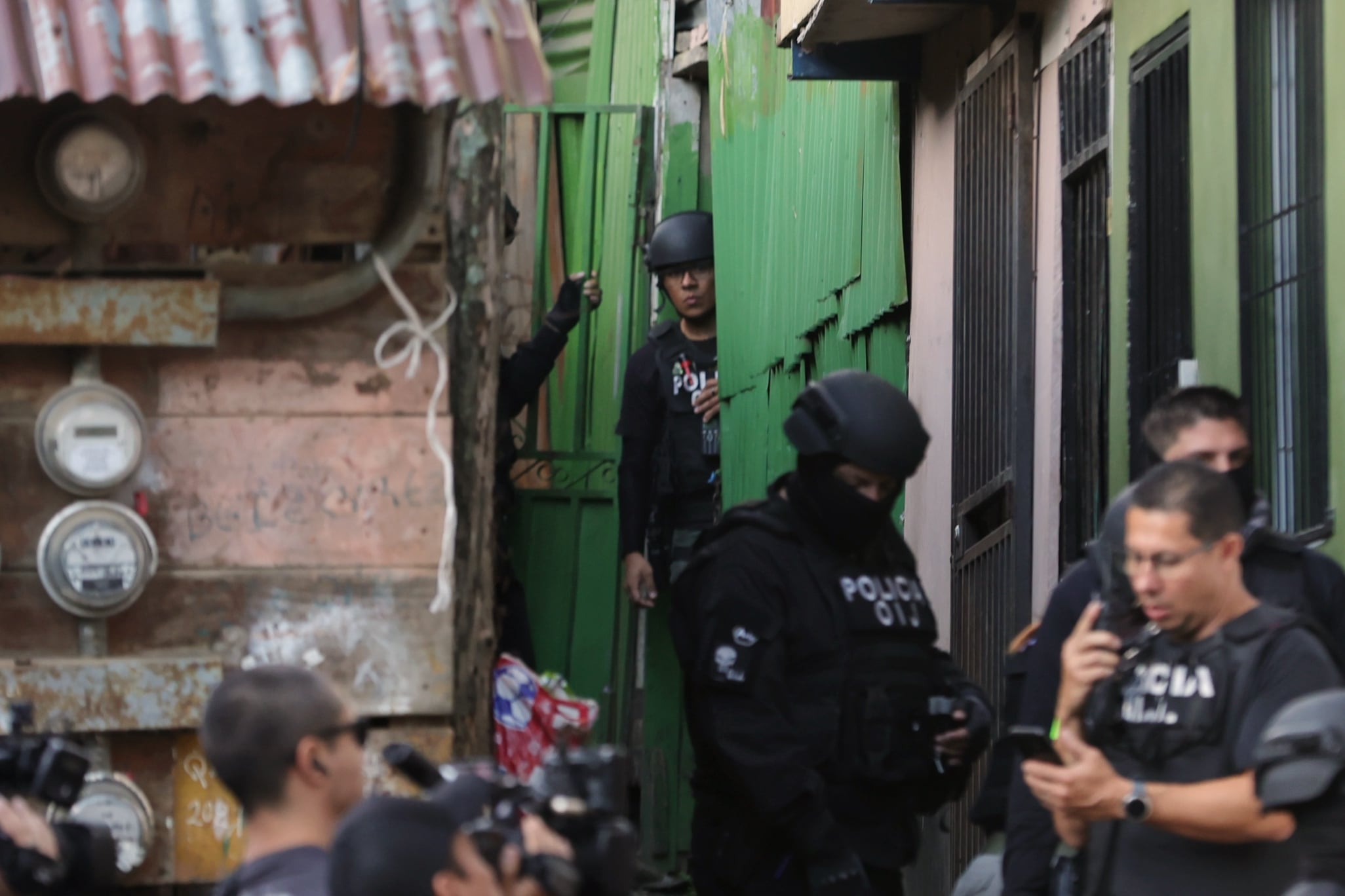 12/08/2025/ Allanamientos Guararí de Heredia / foto John Durán