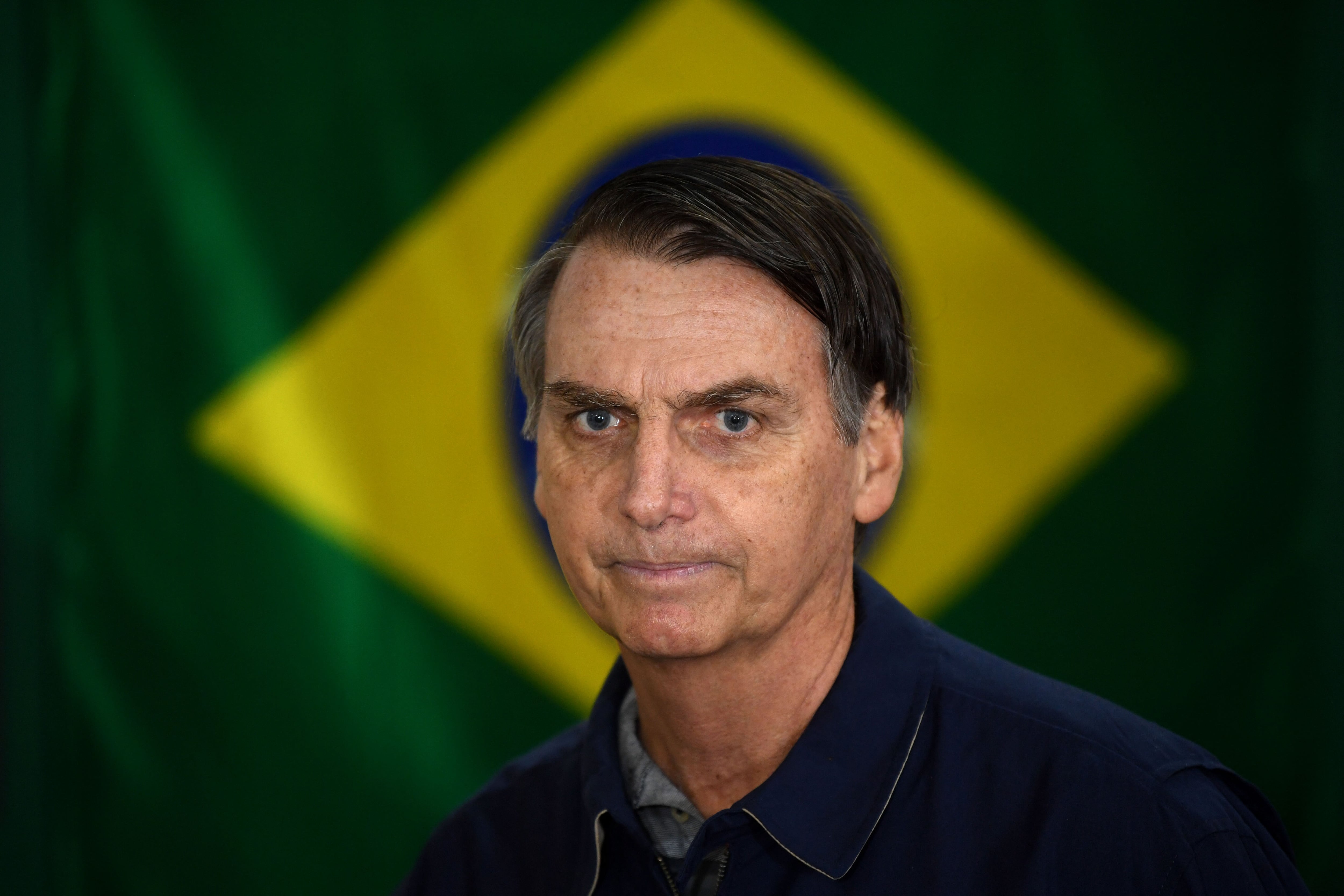 Imagen de Jair Bolsonaro frente a la bandera brasileña durante las elecciones generales en Río de Janeiro, el 7 de octubre de 2018. Fotografía: