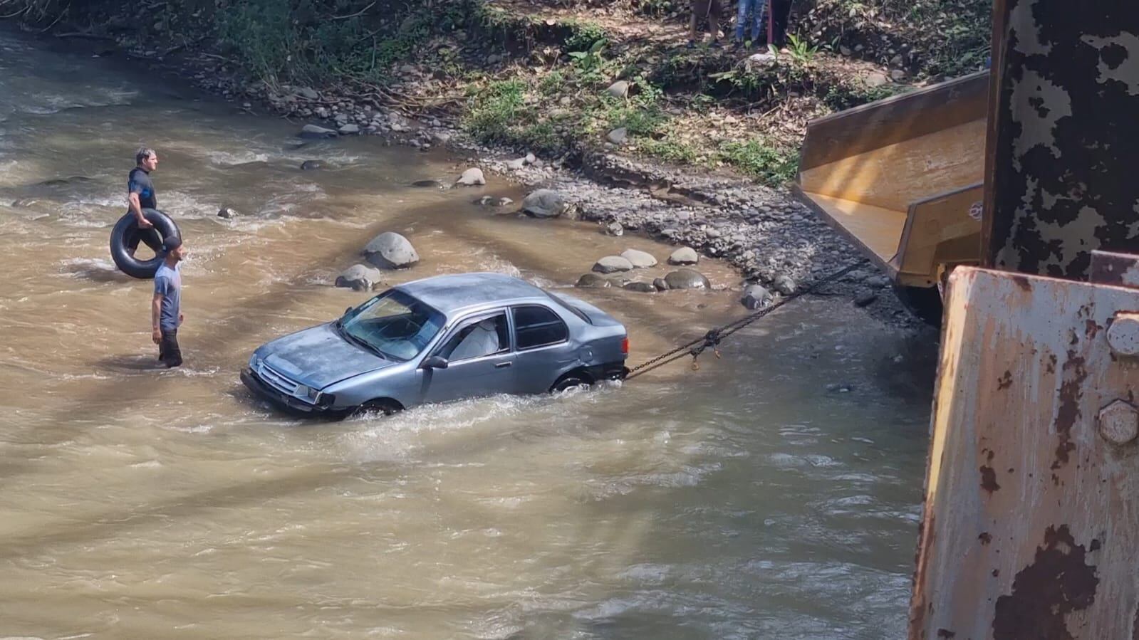 Este es el vehículo que conducía Mauricio Monge Cruz la noche de este sábado cuando se salió de la vía y quedó en el cauce del río San Carlos. Fotografía: Édgar Chinchilla.