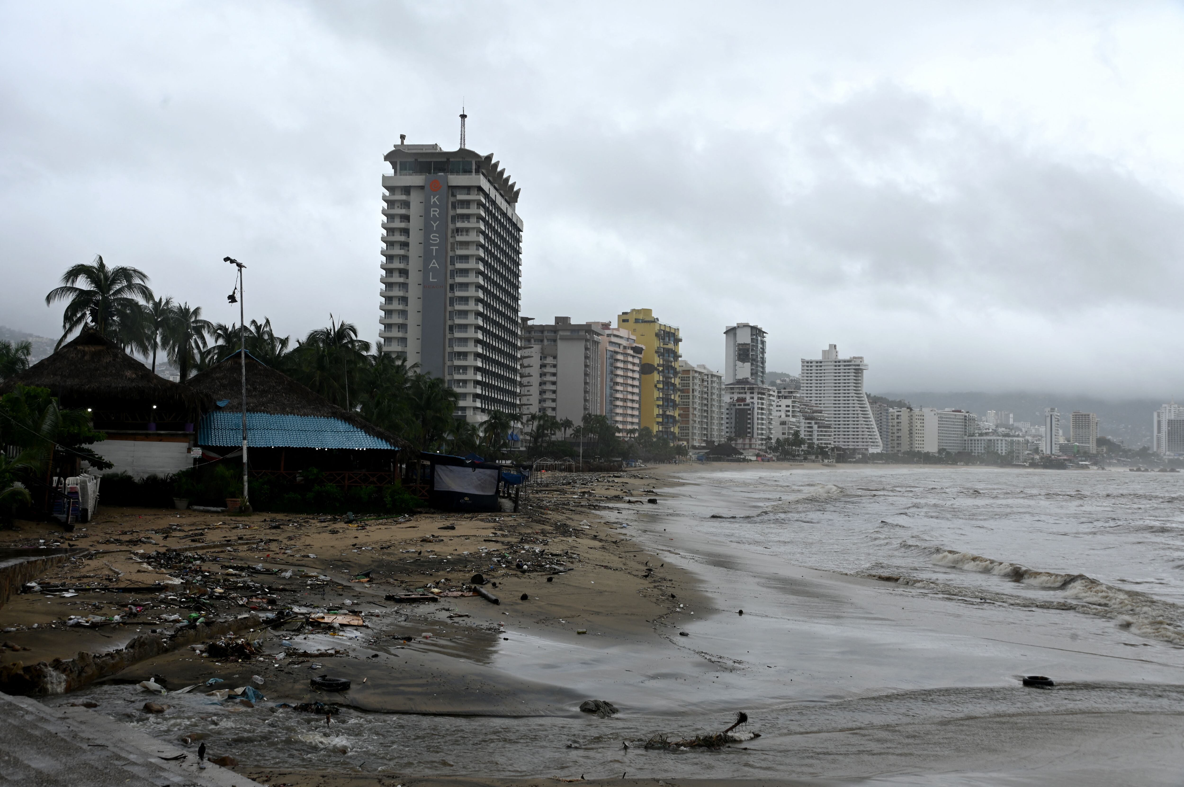 Basura en la playa vacía de la bahía de Santa Lucía después del paso del huracán John en Acapulco.