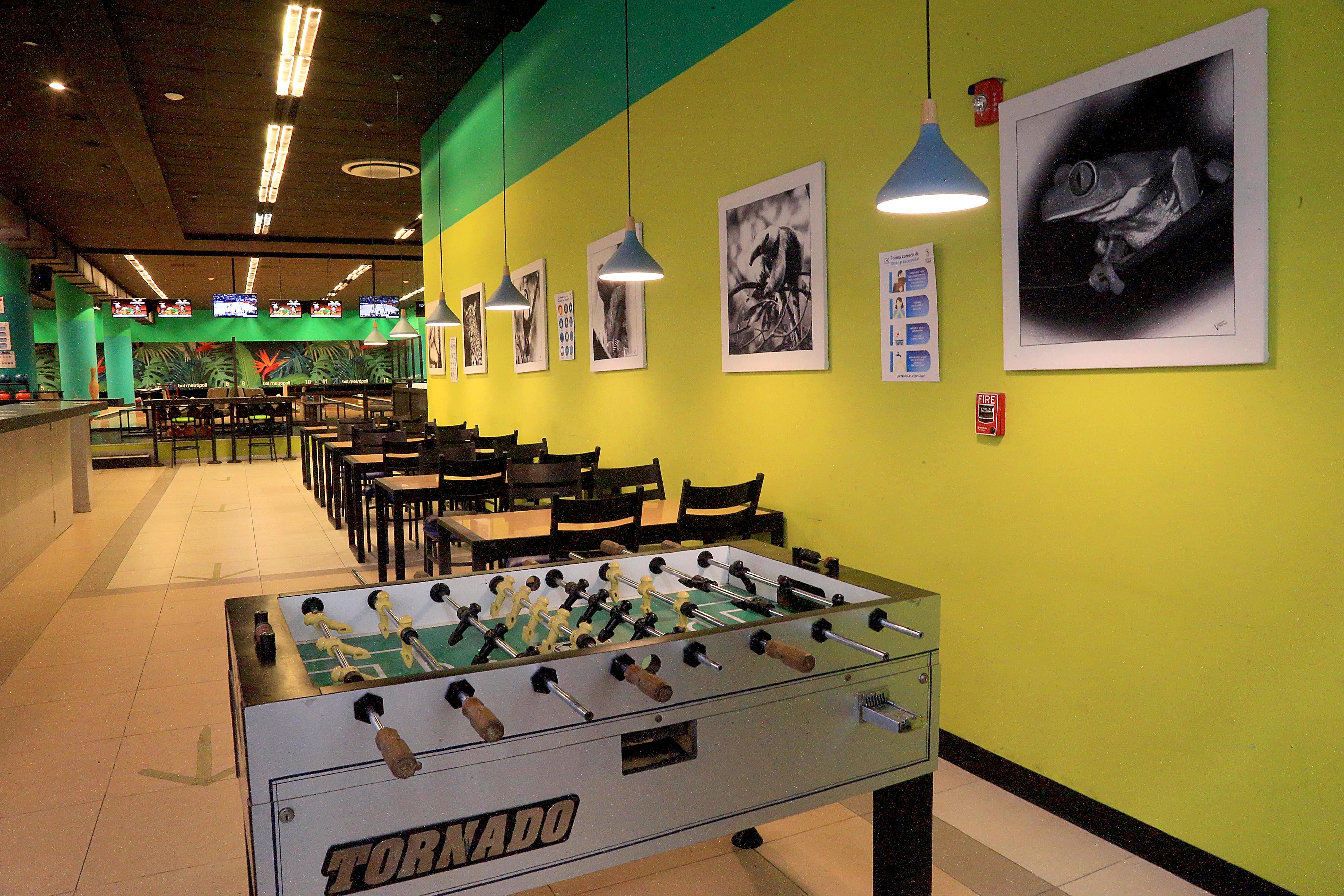 20/02/2024 Cartago. Boliche Metrópoli, en el primer piso del centro comercial Paseo Metrópoli, ofrece un ambiente para practicar el deporte de los bolos, disfrutar y compartir en familia o con amigos, jugar billar o futbolín y/o comer rico. Foto: Rafael Pacheco Granados