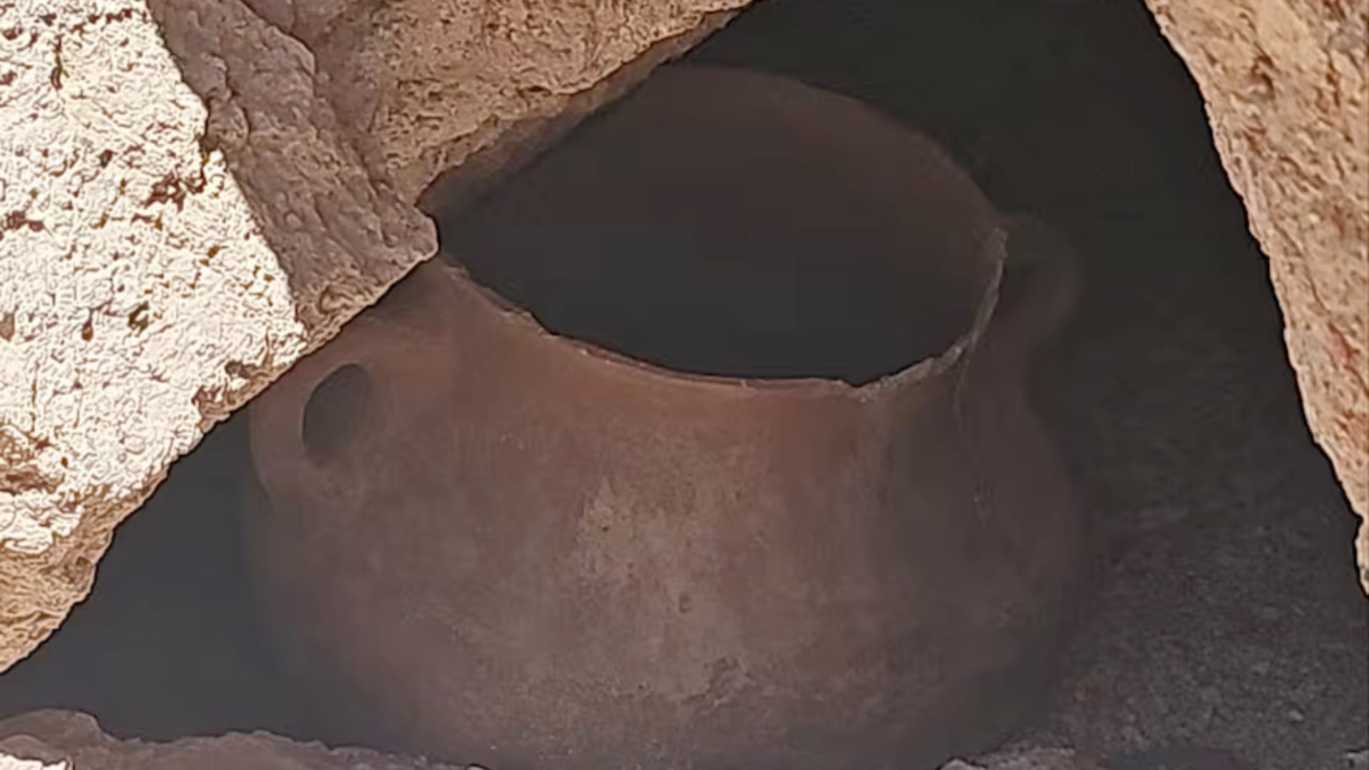 Una vasija prehispánica de entre los siglos X y XV apareció en un proyecto minero de San Juan, Argentina, y quedó bajo estudio de especialistas arqueológicos.