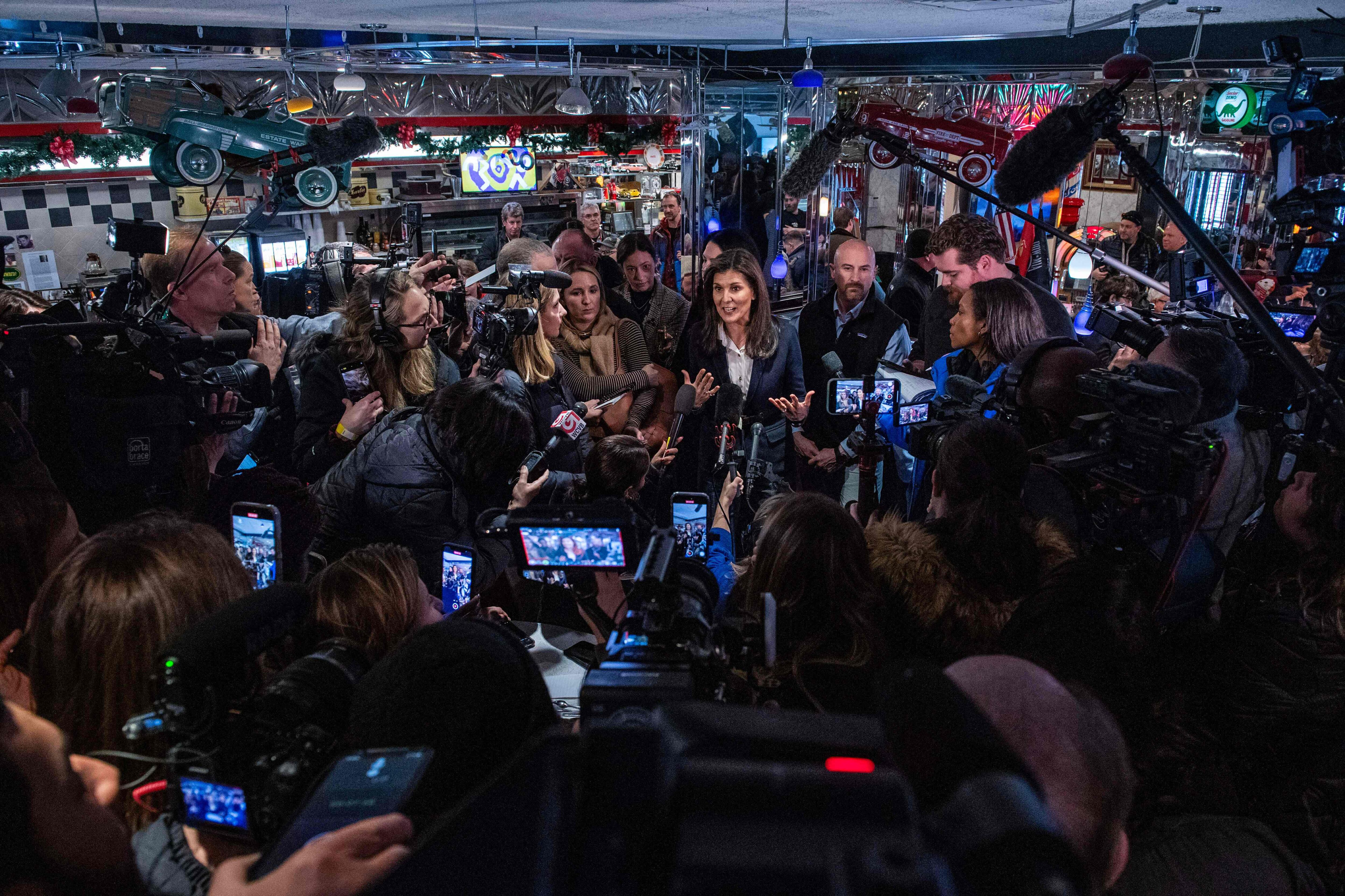 La aspirante presidencial republicana y ex embajadora de la ONU, Nikki Haley, habla durante un evento de campaña en Amherst, New Hampshire. (Foto de Joseph Prezioso / AFP)