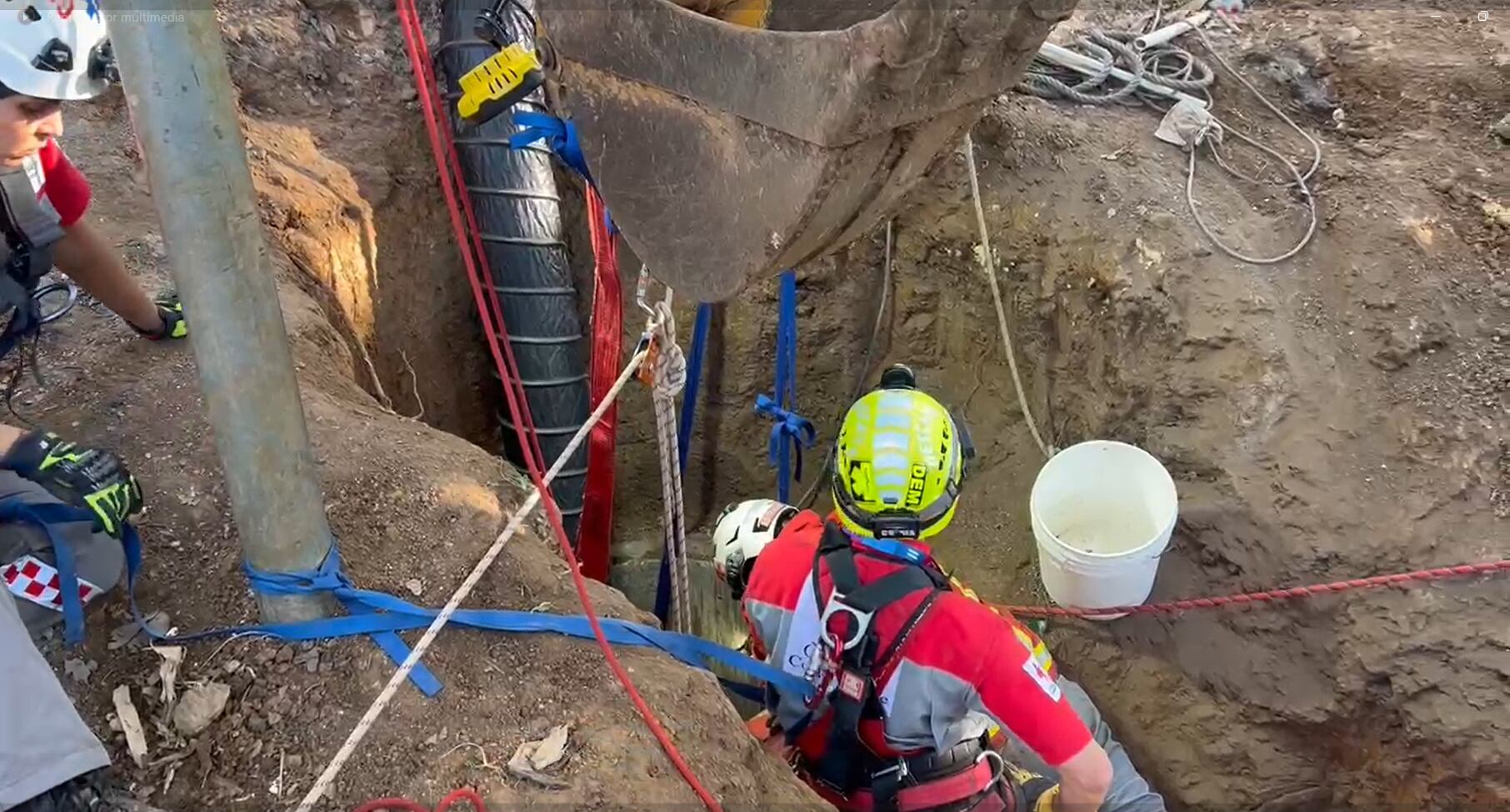 El incidente fue reportado a la Cruz Roja a las 11 a. m. Hasta las 6:10 p. m., Bomberos y Cruz Roja aún no han logrado rescatar al joven de 30 años.