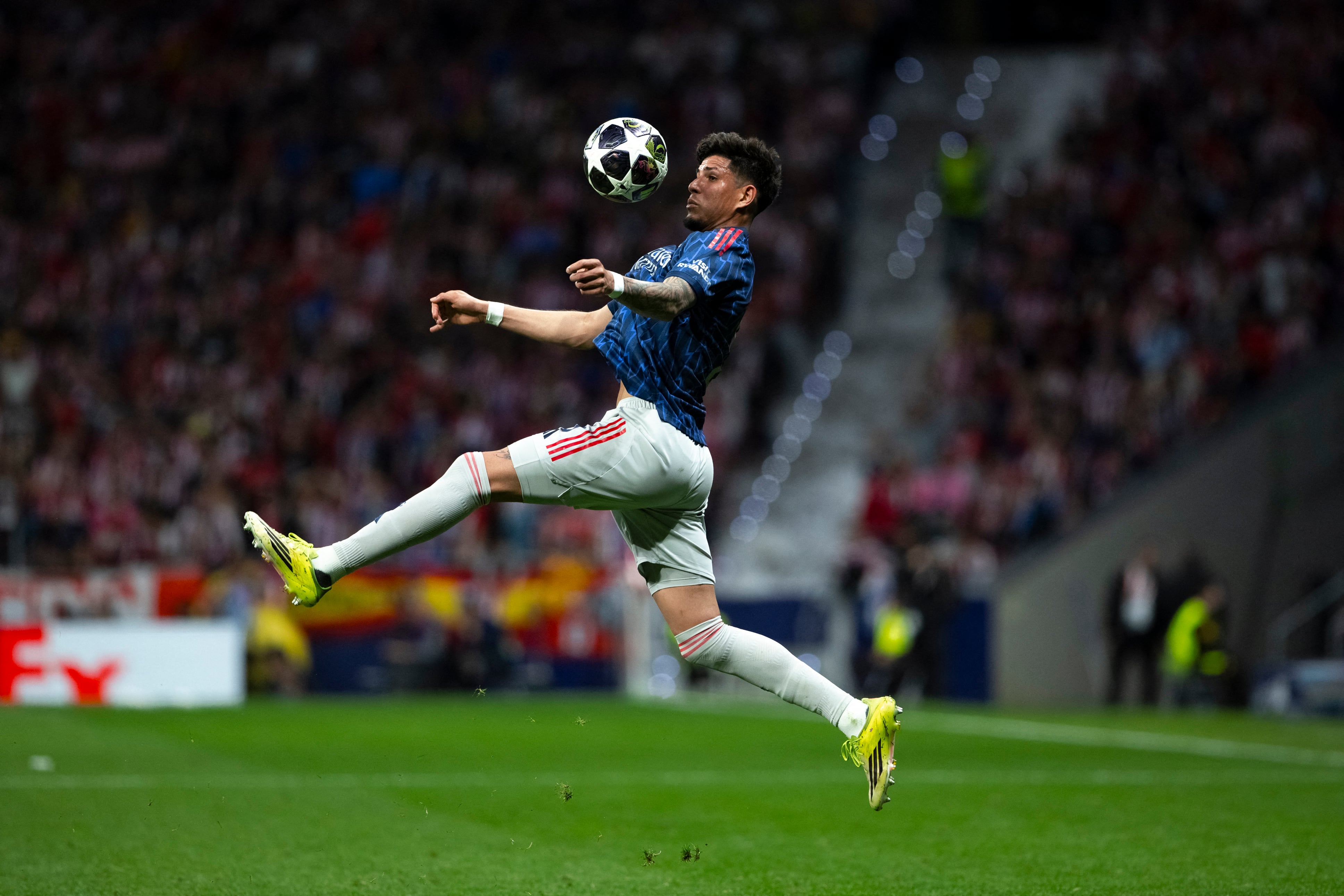 Piero Hincapié, aquí durante un partido con el Arsenal en la Champions League.