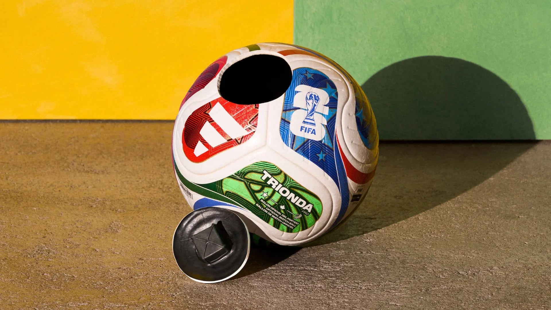 El nuevo balón de fútbol contempla tecnología con sensores e IA para llevar información en tiempo real sobre las acciones del juego.
