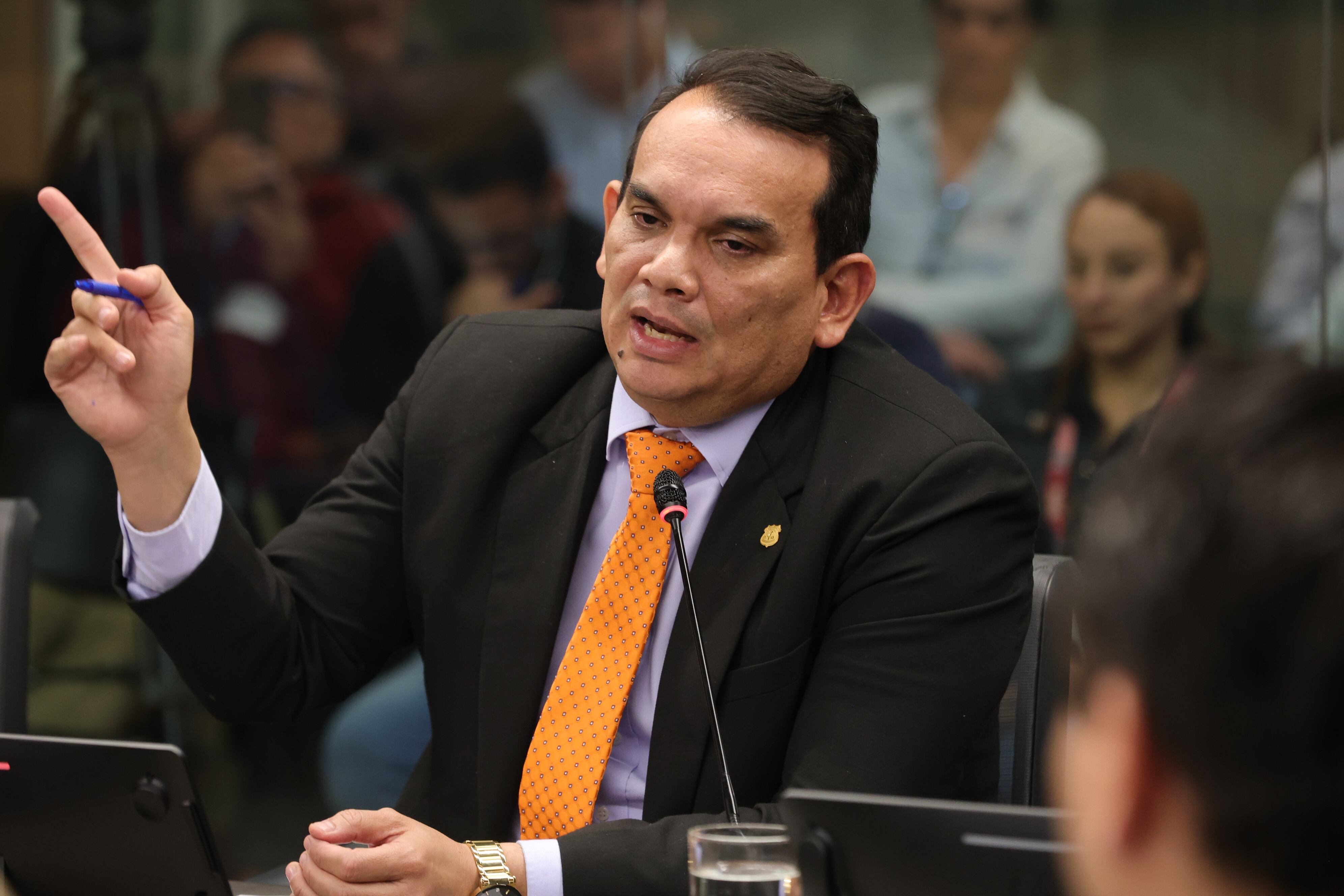 01/07/2025/ Randall Zúñiga durante su intervención en comisión de seguridad y narcotráfico en la Asamblea Legislativa / foto John Durán