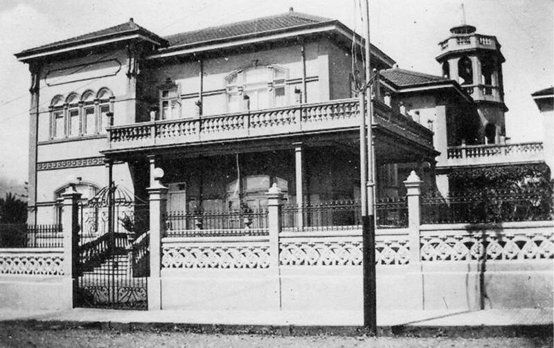 El Castillo Azul visto desde la calle 17, a mediados de 1920. Detrás se ve la torreta desaparecida. Fotografía de autor no determinado.