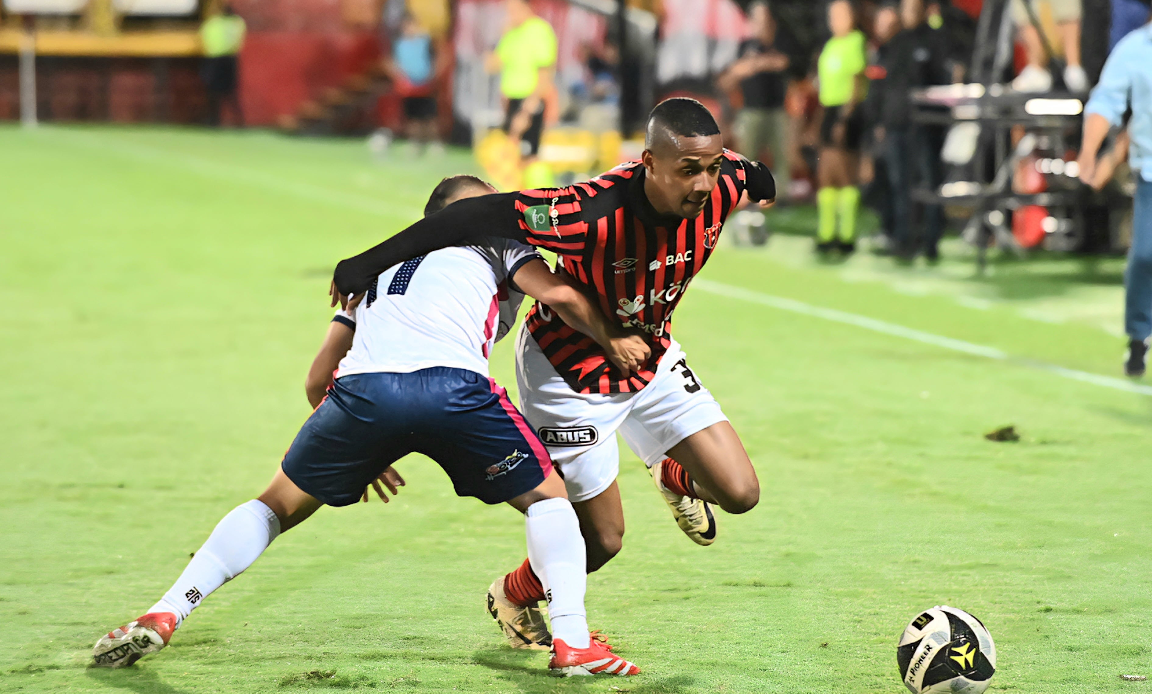 03 de agosto del 2025. Estadio Alejandro Morera Soto. 18:00 hrs. Jornada 2 del Torneo de Apertura 2025 del Campeonato Nacional de fútbol de Primera División. La Liga Deportiva Alajuelense (LDA) enfrenta como local al Guadalupe F.C. En la foto: Ambiente previo al juego, directores técnicos Oscar Ramírez y Fernando Palomeque, acciones del juego. Foto: Albert Marín.
