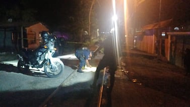 Disparan a 5 personas que comían frente a cruce vial